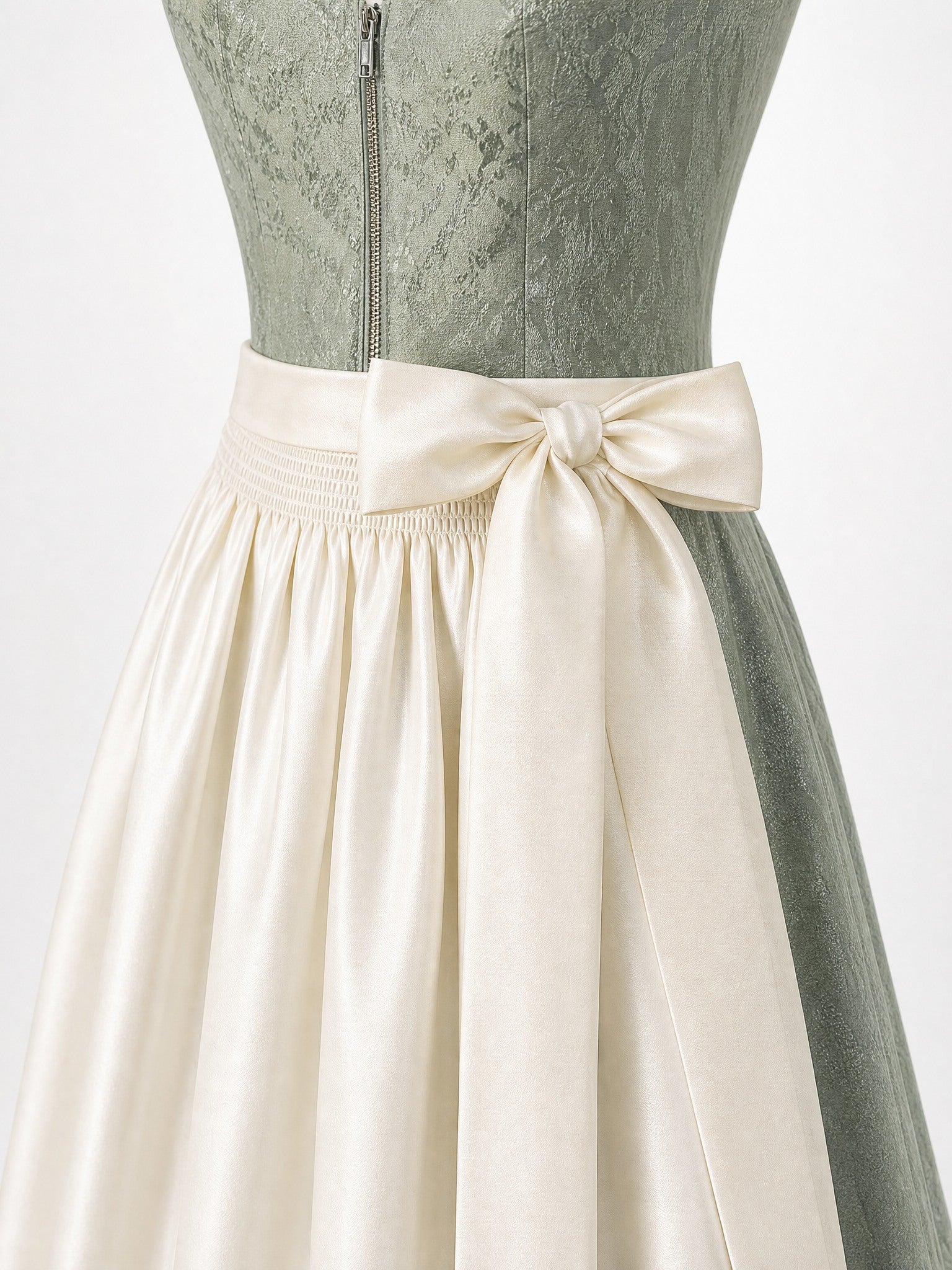 Dirndl Antonia in Anthrazit mit Antikgold Schürze - Detailansicht Taille und Schleife