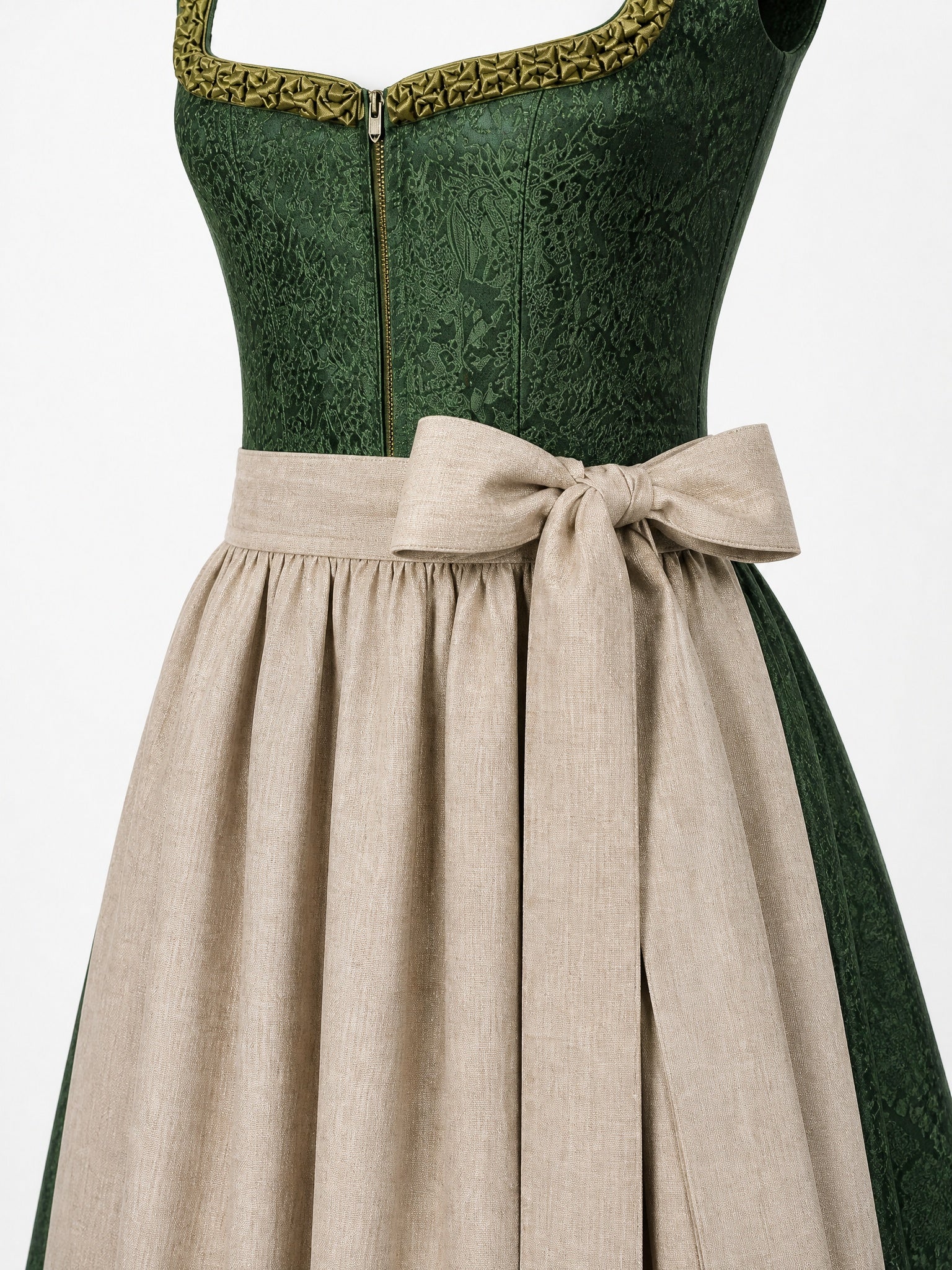 Dirndl Berit in Waldgrün mit Haferbeige Schürze - Detailansicht Taille und Schleife