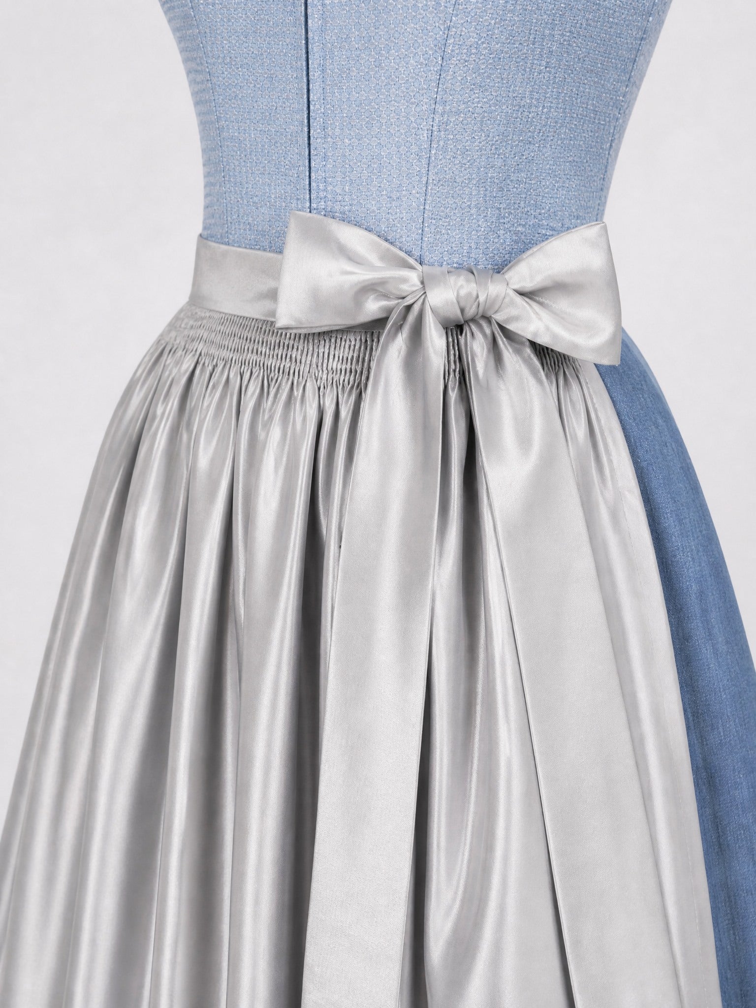Dirndl Charlotte in Puderblau mit Silber Schürze - Detailansicht Taille und Schleife