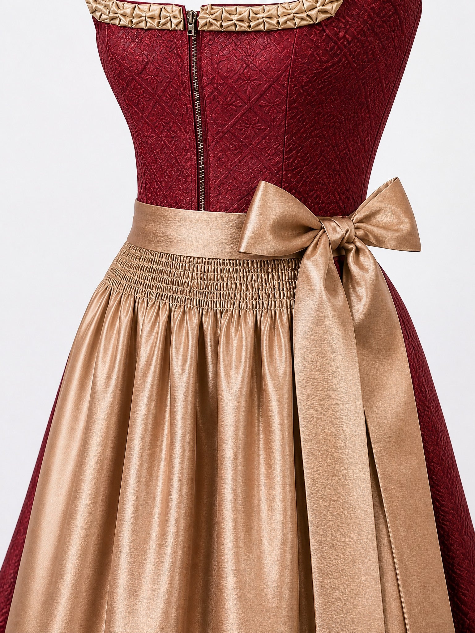 Dirndl Ella in Cranberryrot mit Antikgold Schürze - Detailansicht Taille und Schleife