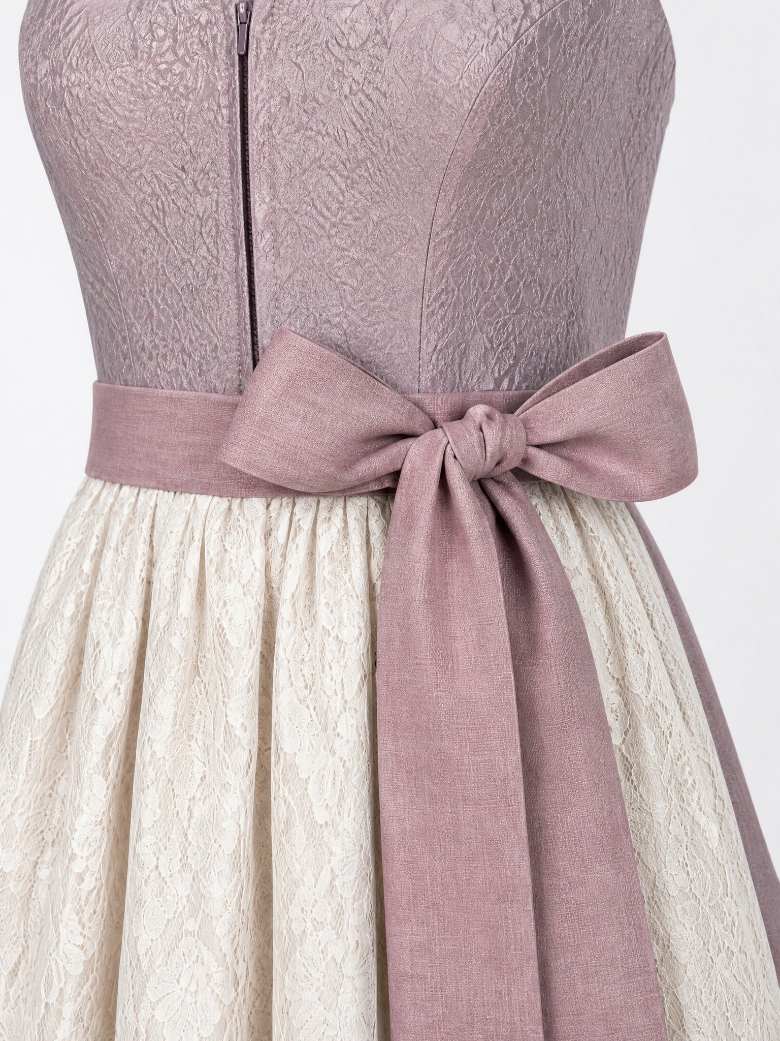 Dirndl Freya in Alt-Lavendel mit Elfenbein Schürze - Detailansicht Taille und Schleife