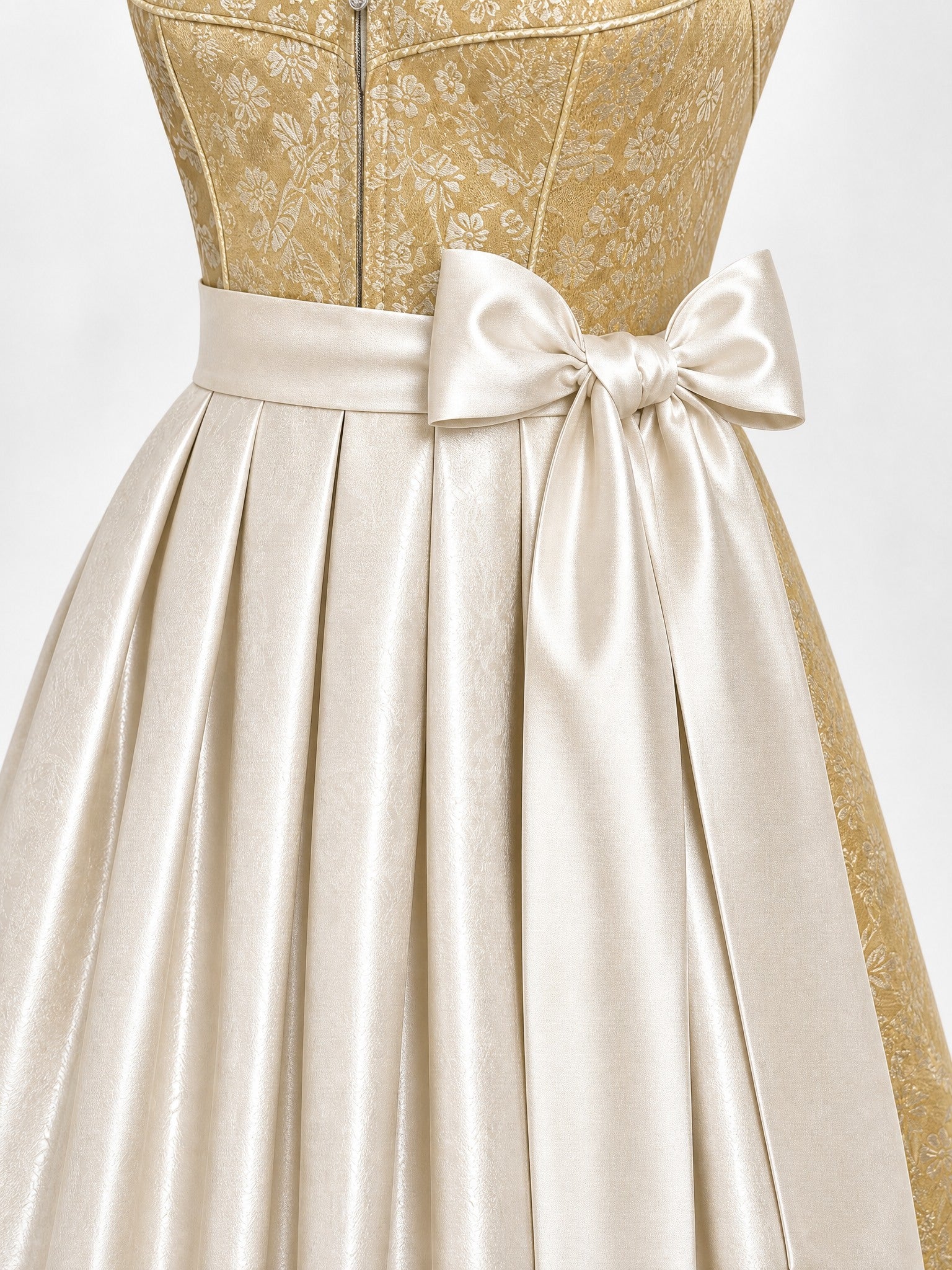Dirndl Klara in Weizengold mit Elfenbein Schürze - Detailansicht Taille und Schleife