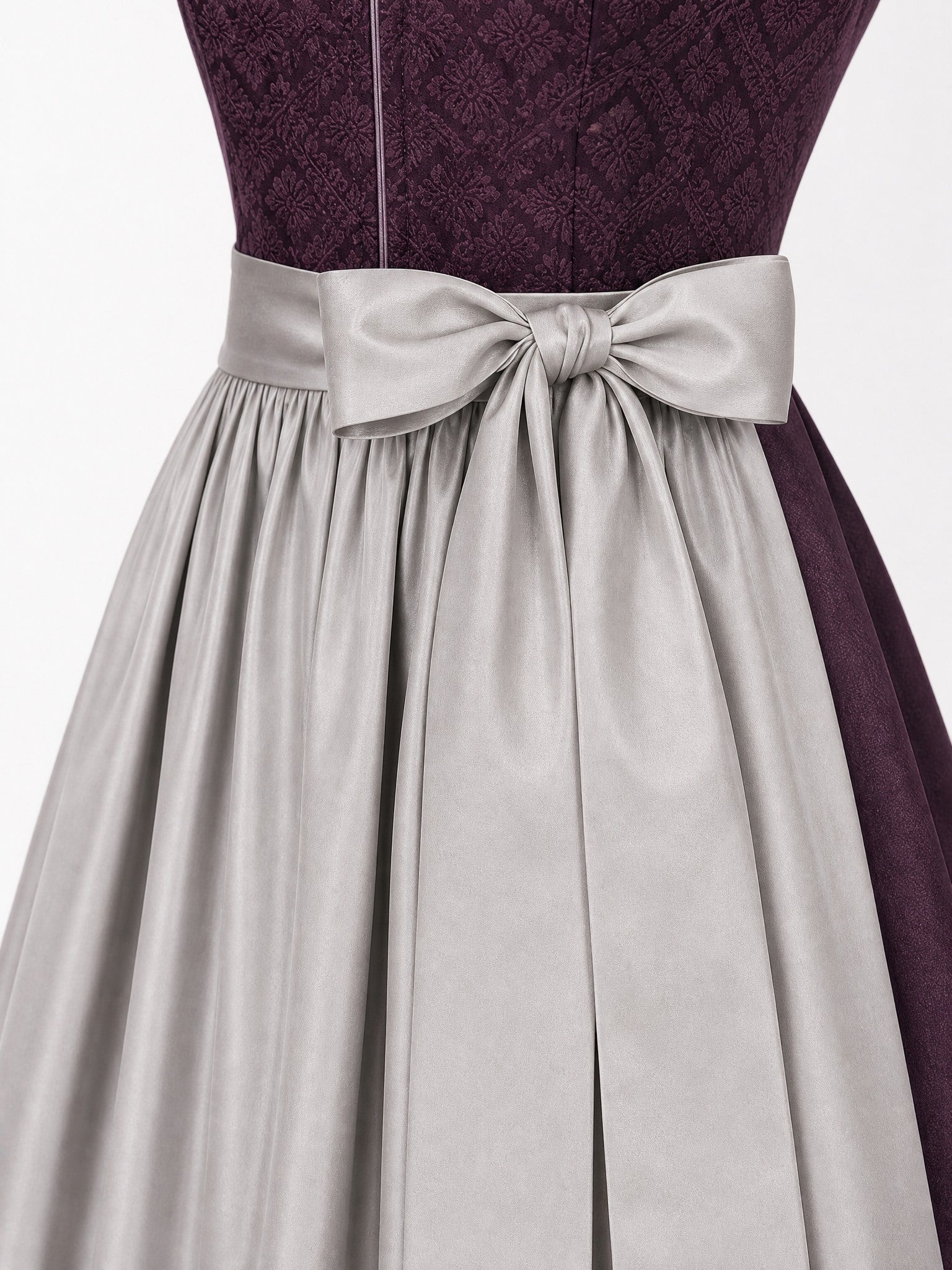 Dirndl Marlene in Aubergine mit Perlgrau Schürze - Detailansicht Taille und Schleife