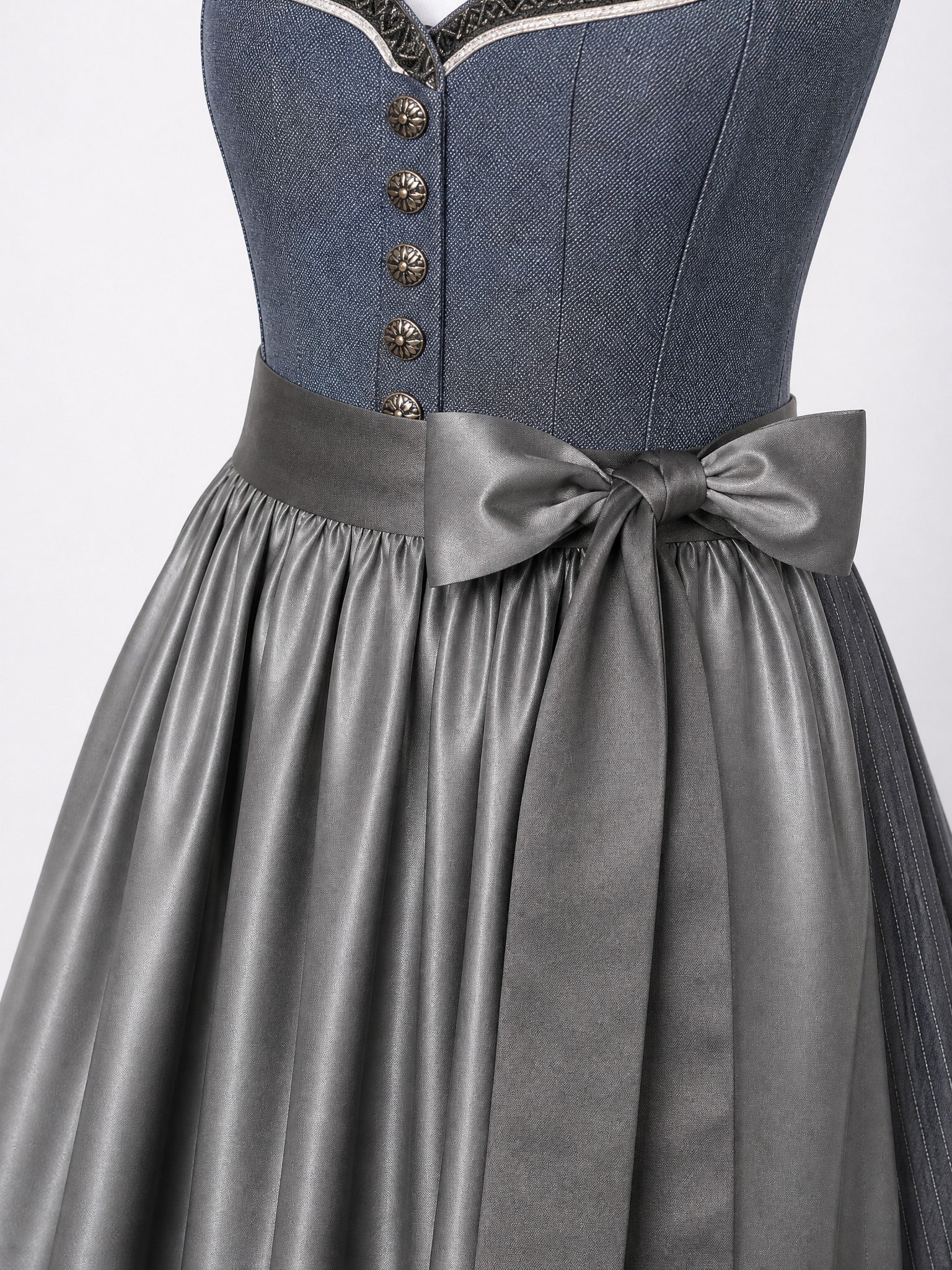 Dirndl Nela in Stahlblau mit Sturmgrau Schürze - Detailansicht Taille und Schleife