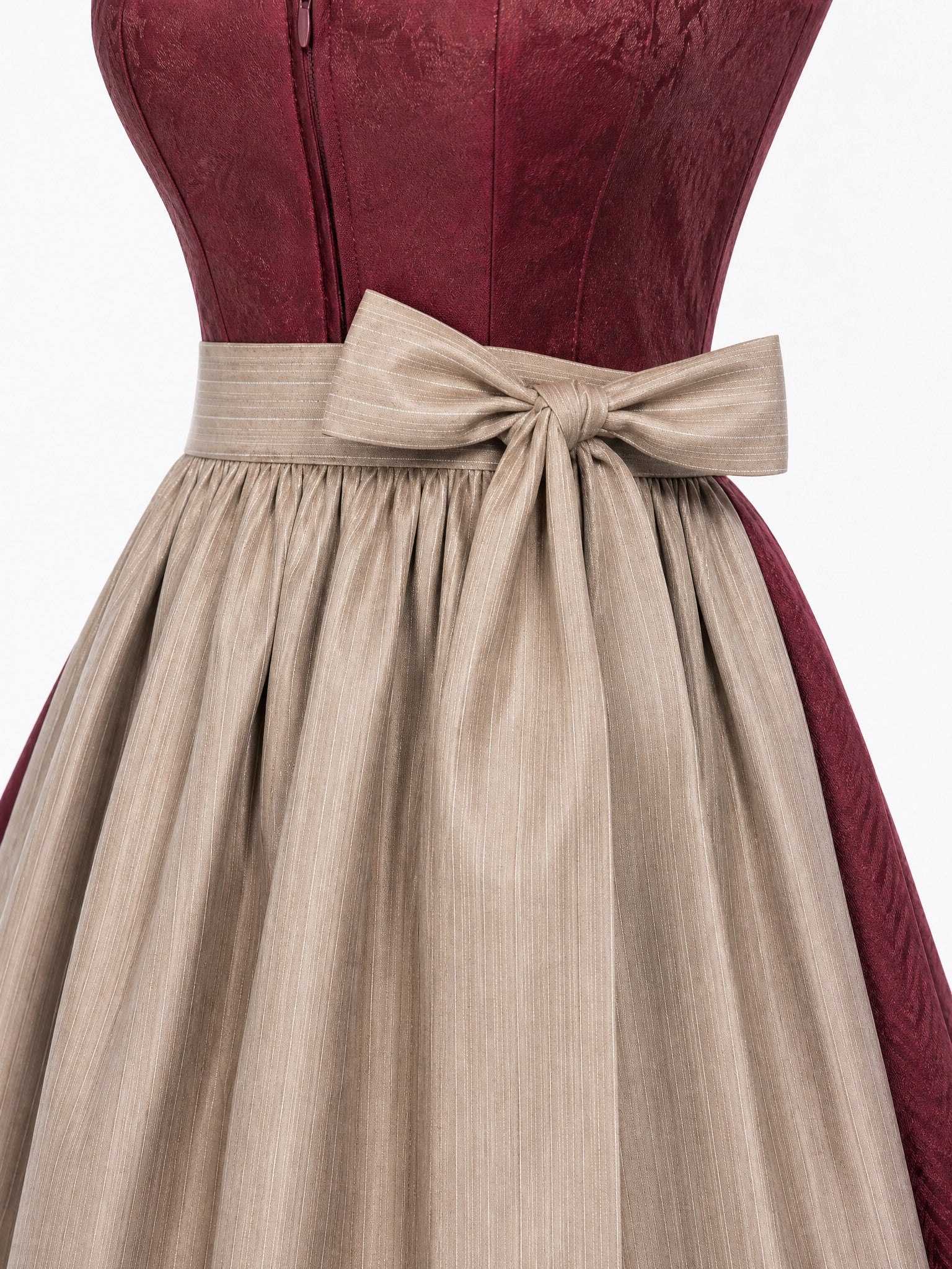 Dirndl Pia in Weinrot mit Taupe Schürze - Detailansicht Taille und Schleife