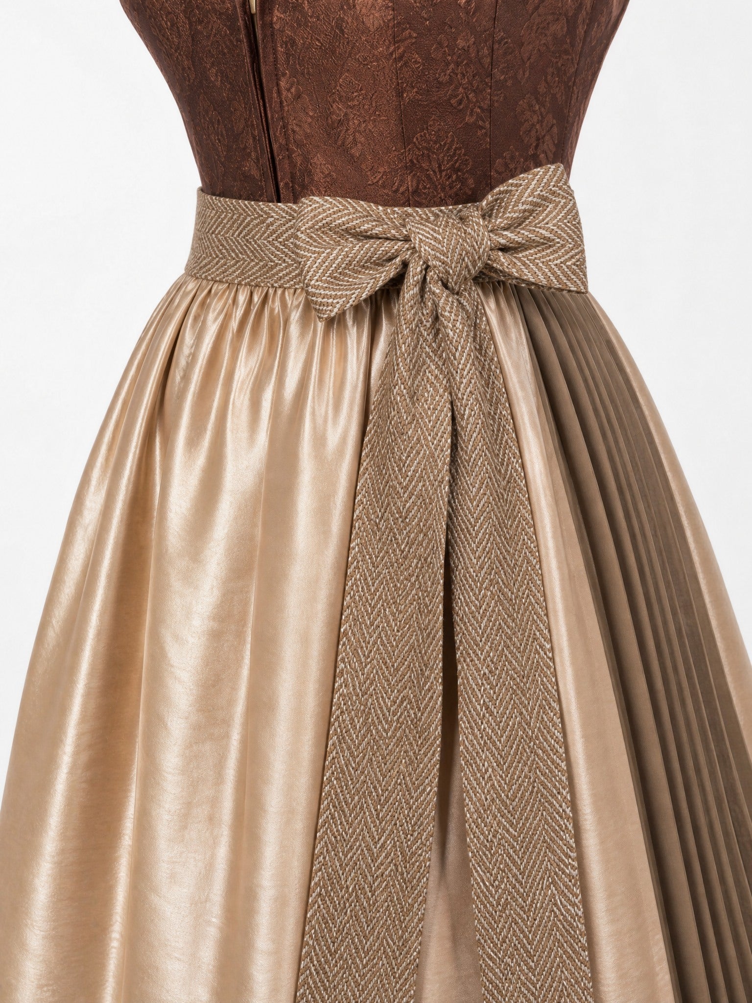 Dirndl Romy in Sienabraun mit Champagner Schürze - Detailansicht Taille und Schleife