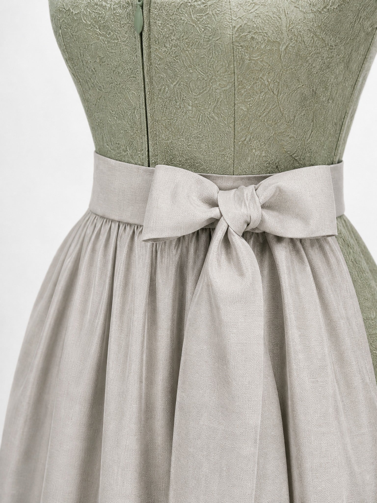 Dirndl Thea in Salbeigrün mit Perlgrau Schürze - Detailansicht Taille und Schleife