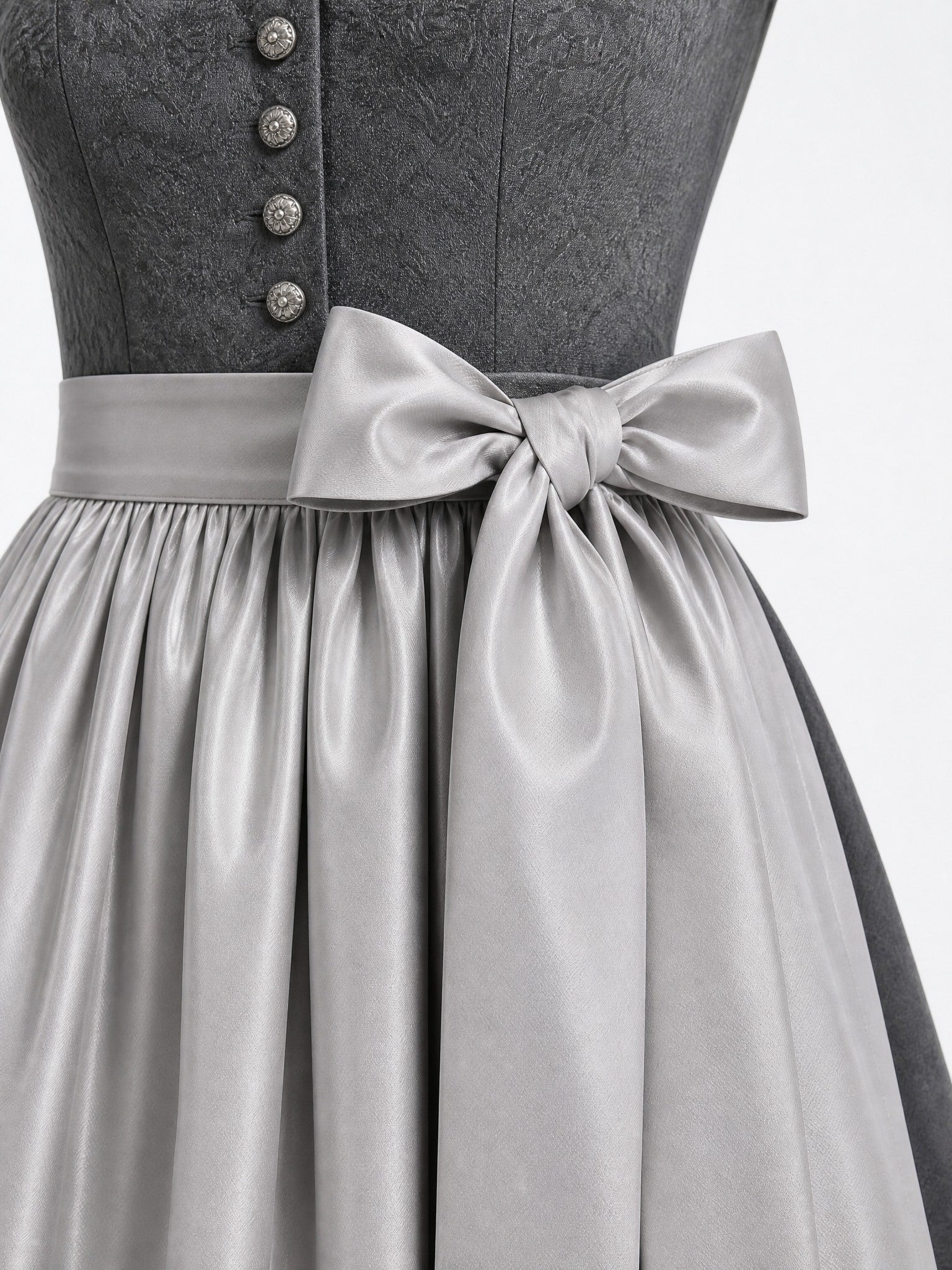 Dirndl Yara in Graphit mit Perlgrau Schürze - Detailansicht Taille und Schleife