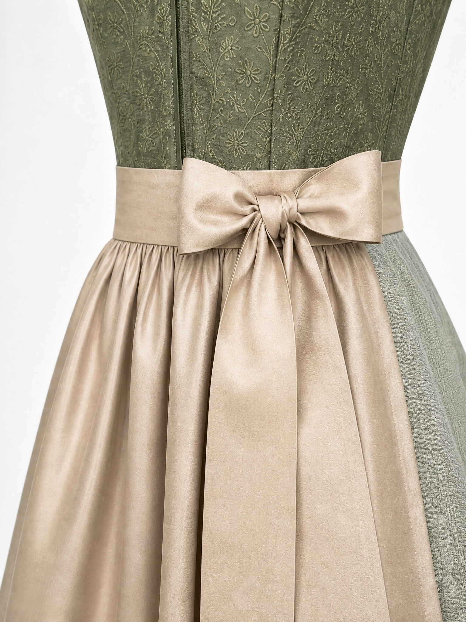 Dirndl Julia in Moosgrün mit Warmer Sand Schürze - Detailansicht Taille und Schleife