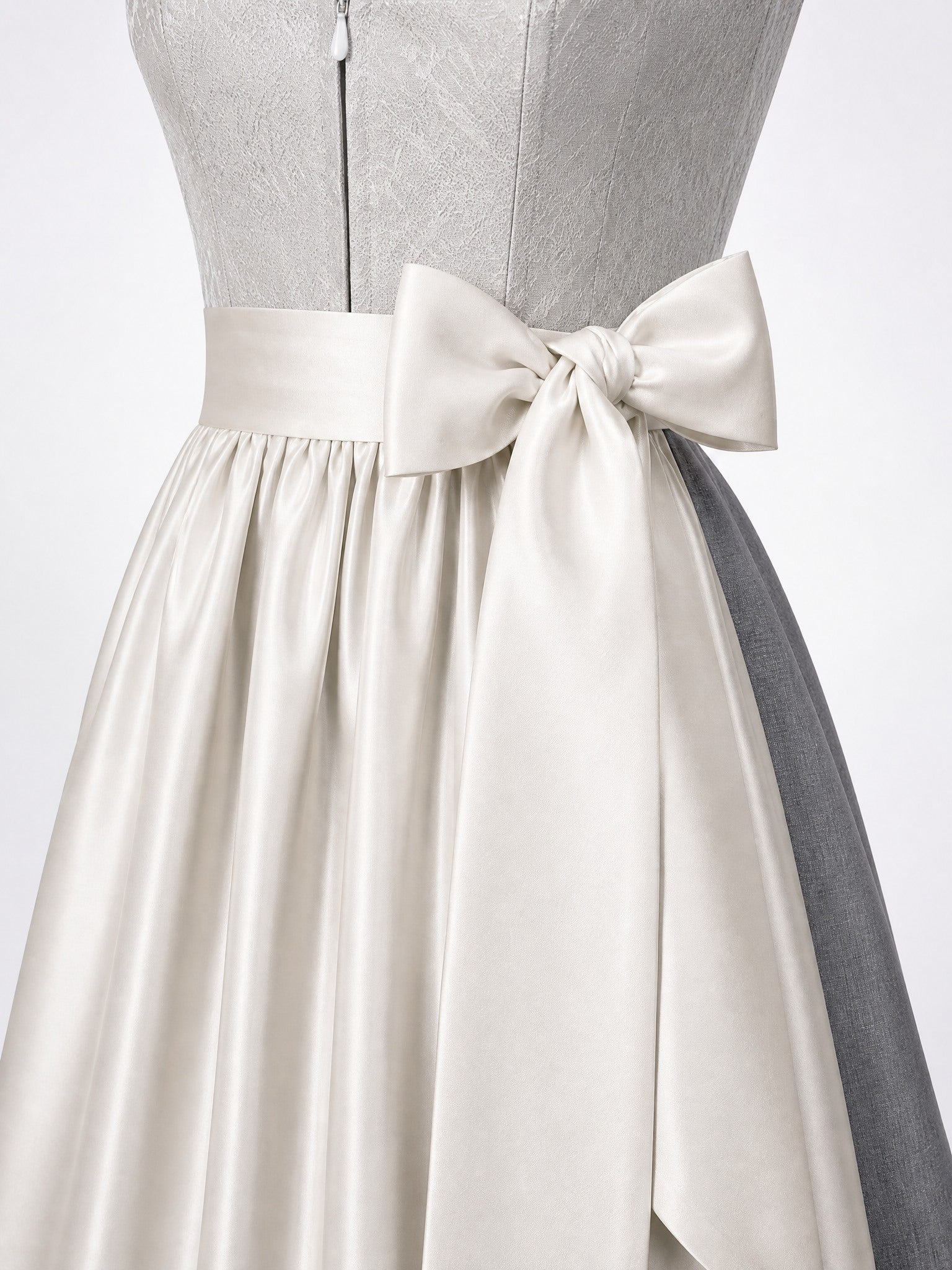 Dirndl Luise in Perlgrau mit Elfenbein Schürze - Detailansicht Taille und Schleife