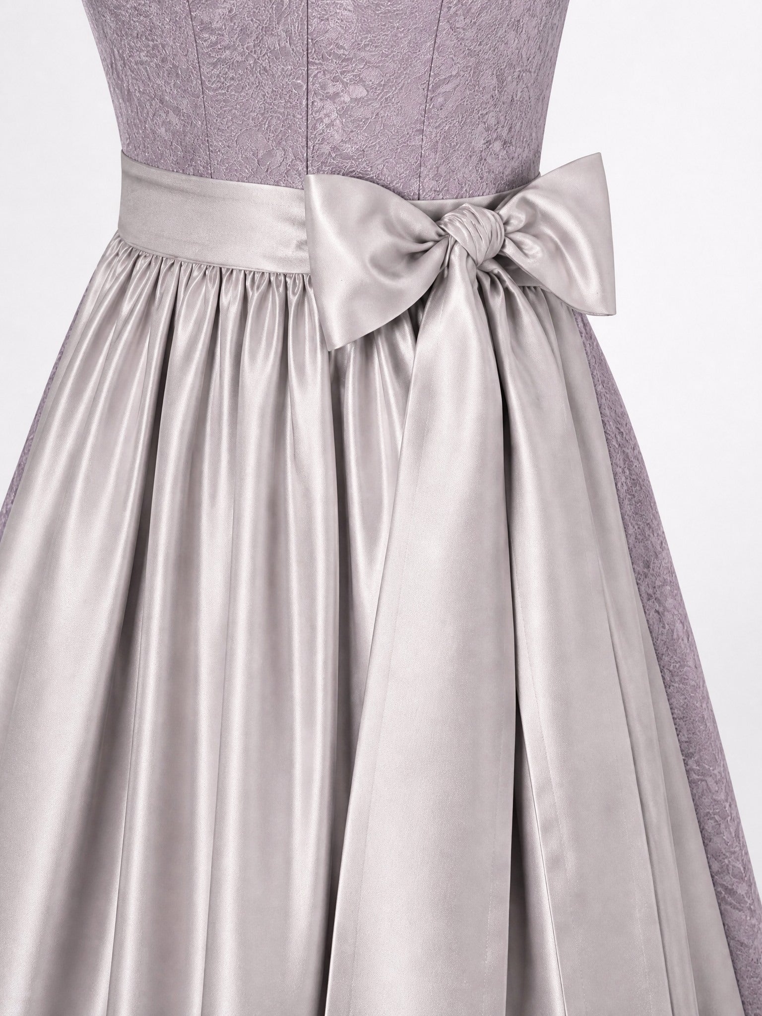 Dirndl Mina in Rauchflieder mit Perlgrau Schürze - Detailansicht Taille und Schleife