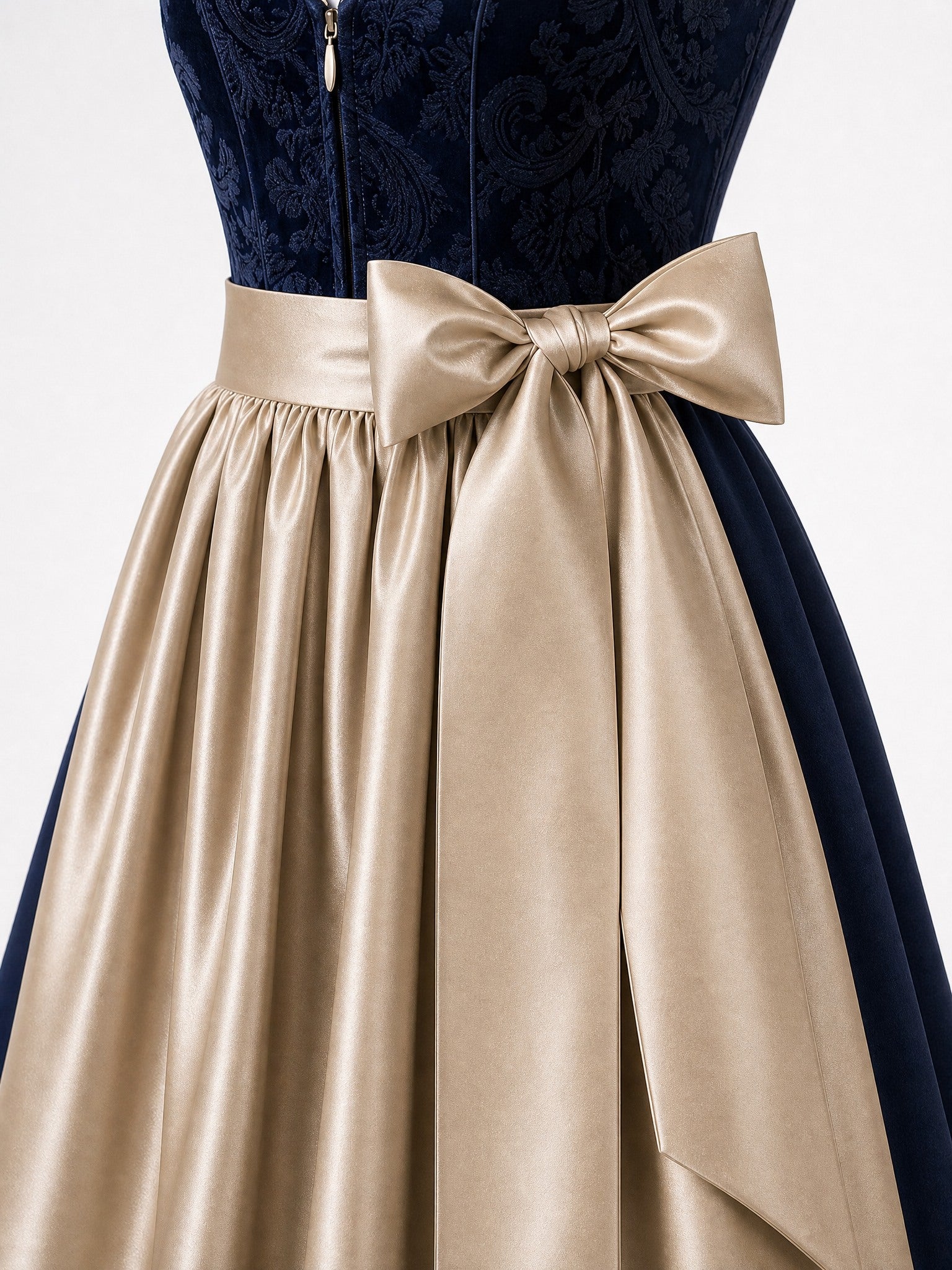 Dirndl Paula in Mitternachtsblau mit Champagner Schürze - Detailansicht Taille und Schleife