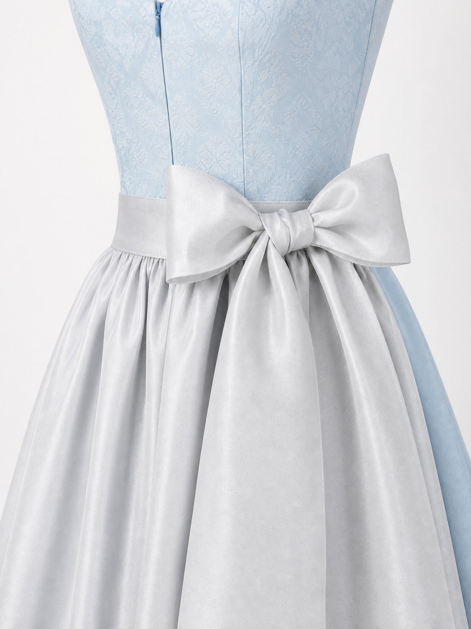 Dirndl Sophia in Eisblau mit Perlgrau Schürze - Detailansicht Taille und Schleife