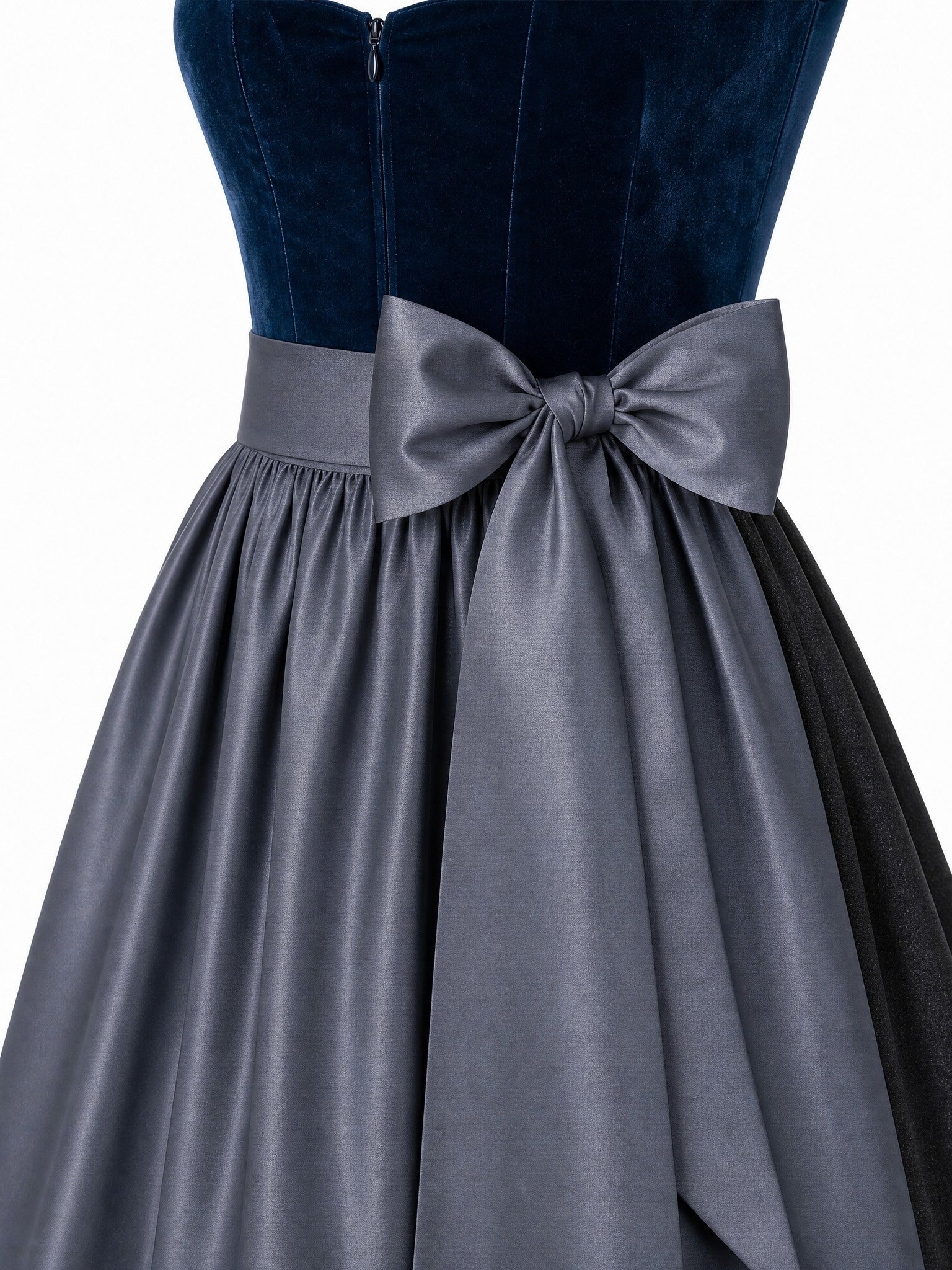 Dirndl Thea in Dunkelpetrol mit Schiefergrau Schürze - Detailansicht Taille und Schleife