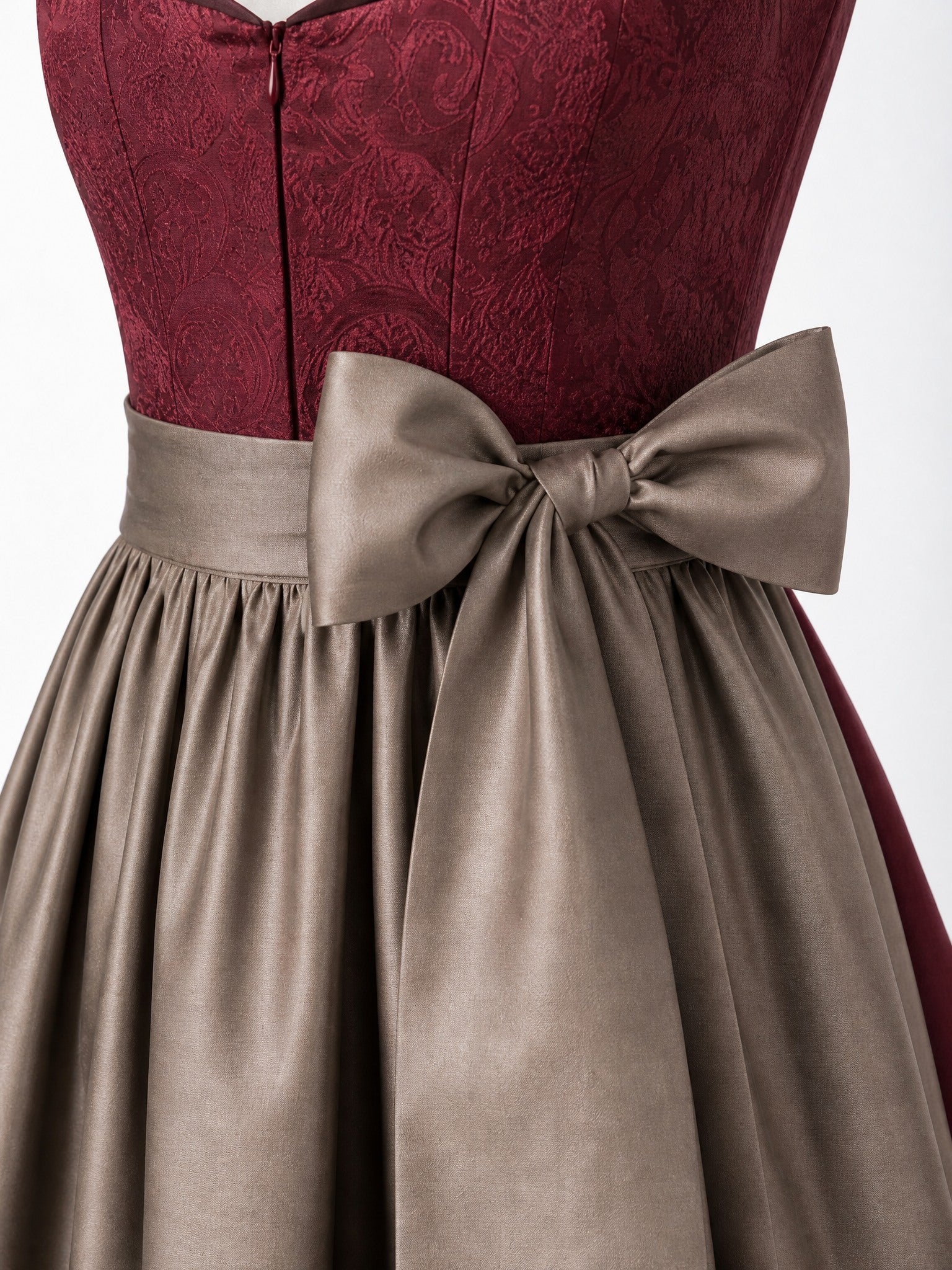 Dirndl Valerie in Weinrot mit Taupe Schürze - Detailansicht Taille und Schleife
