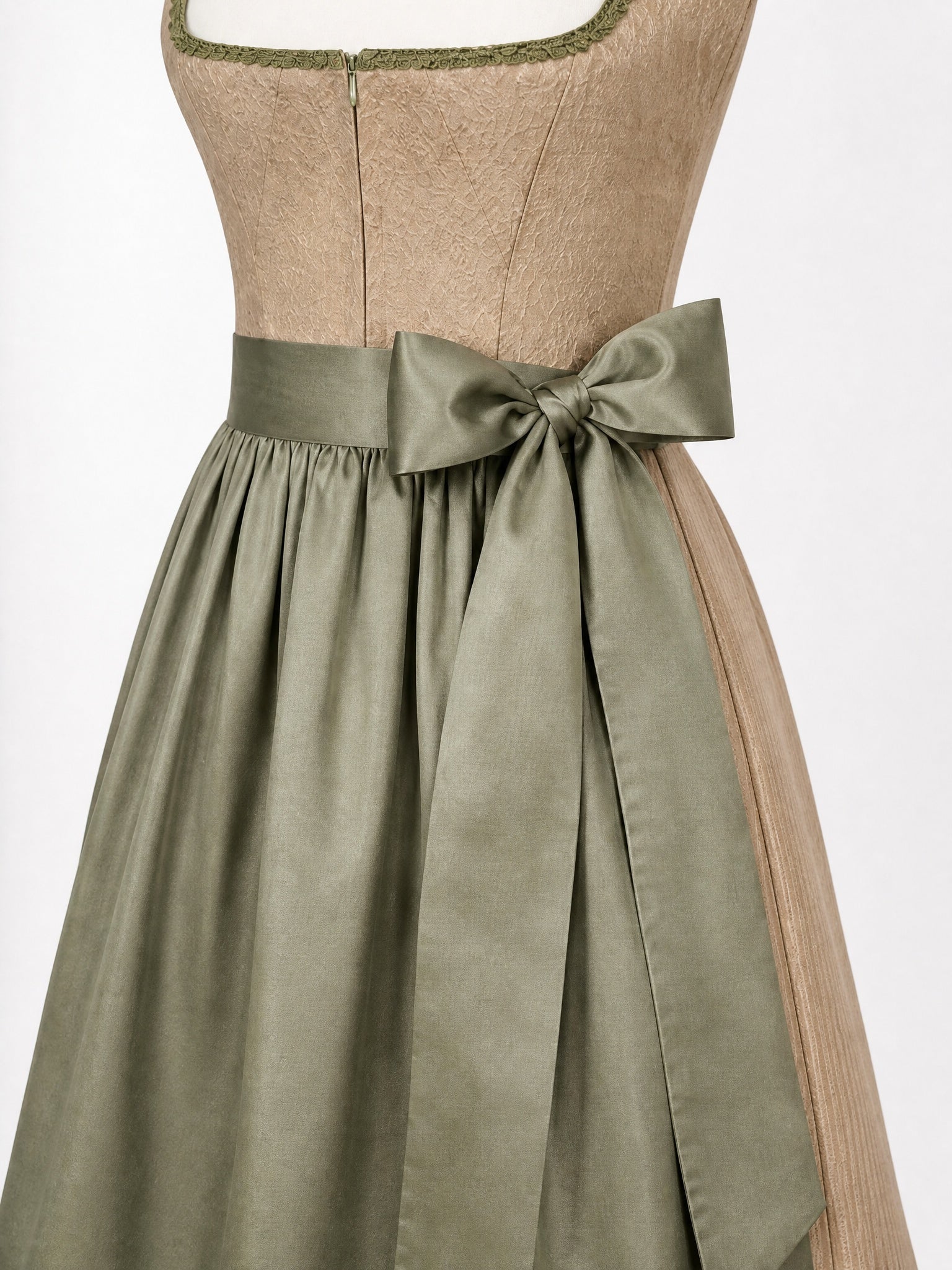Dirndl Alina in Tonbeige mit Eukalyptusgrün Schürze - Detailansicht Taille und Schleife