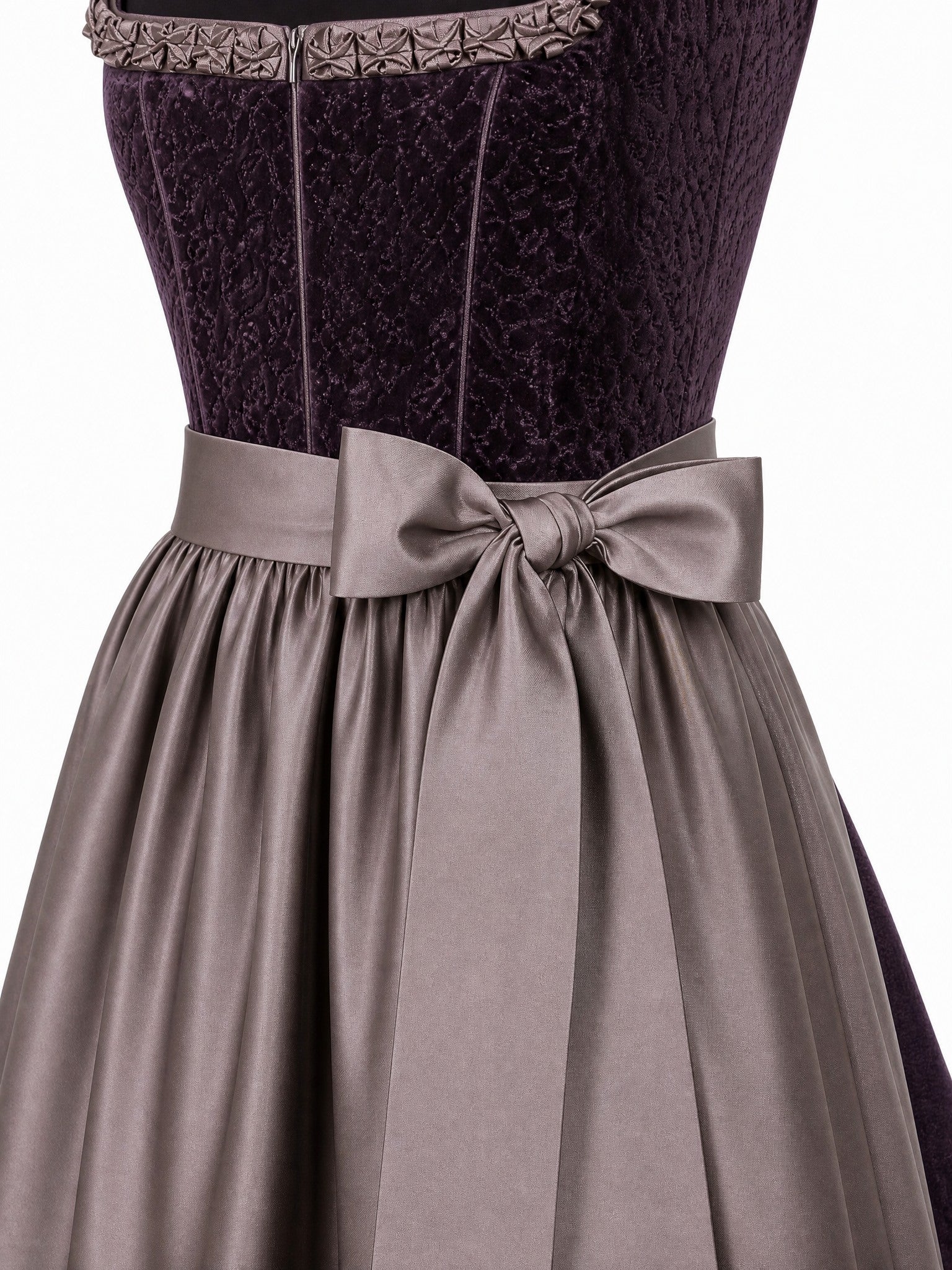 Dirndl Charlotte in Brombeere mit Taupe Schürze - Detailansicht Taille und Schleife