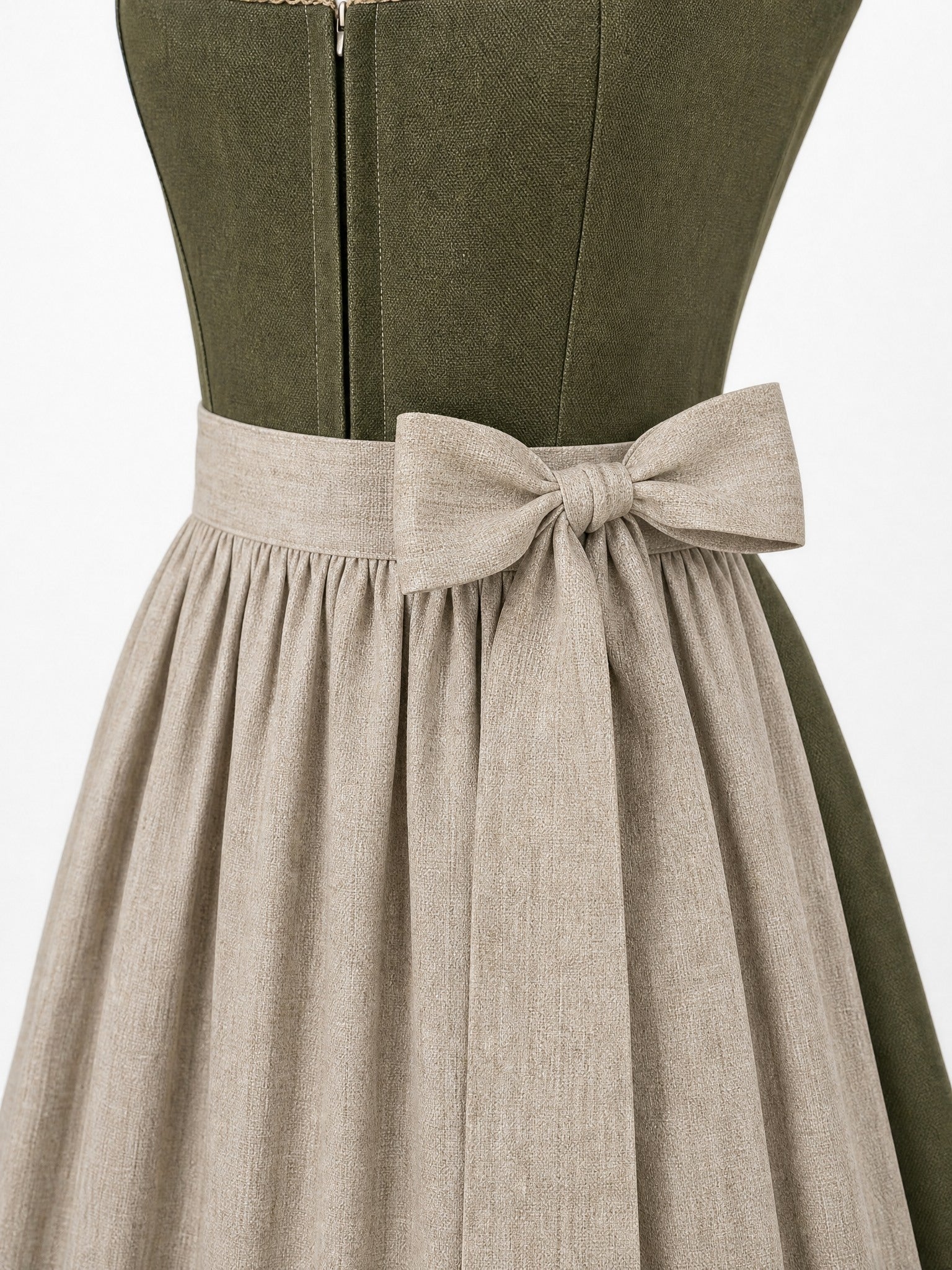 Dirndl Elisa in Dunkeloliv mit Flachs Schürze - Detailansicht Taille und Schleife