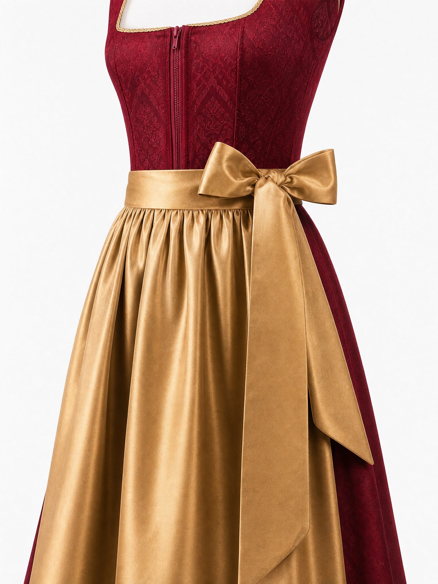 Dirndl Mia in Cranberryrot mit Antikgold Schürze - Detailansicht Taille und Schleife