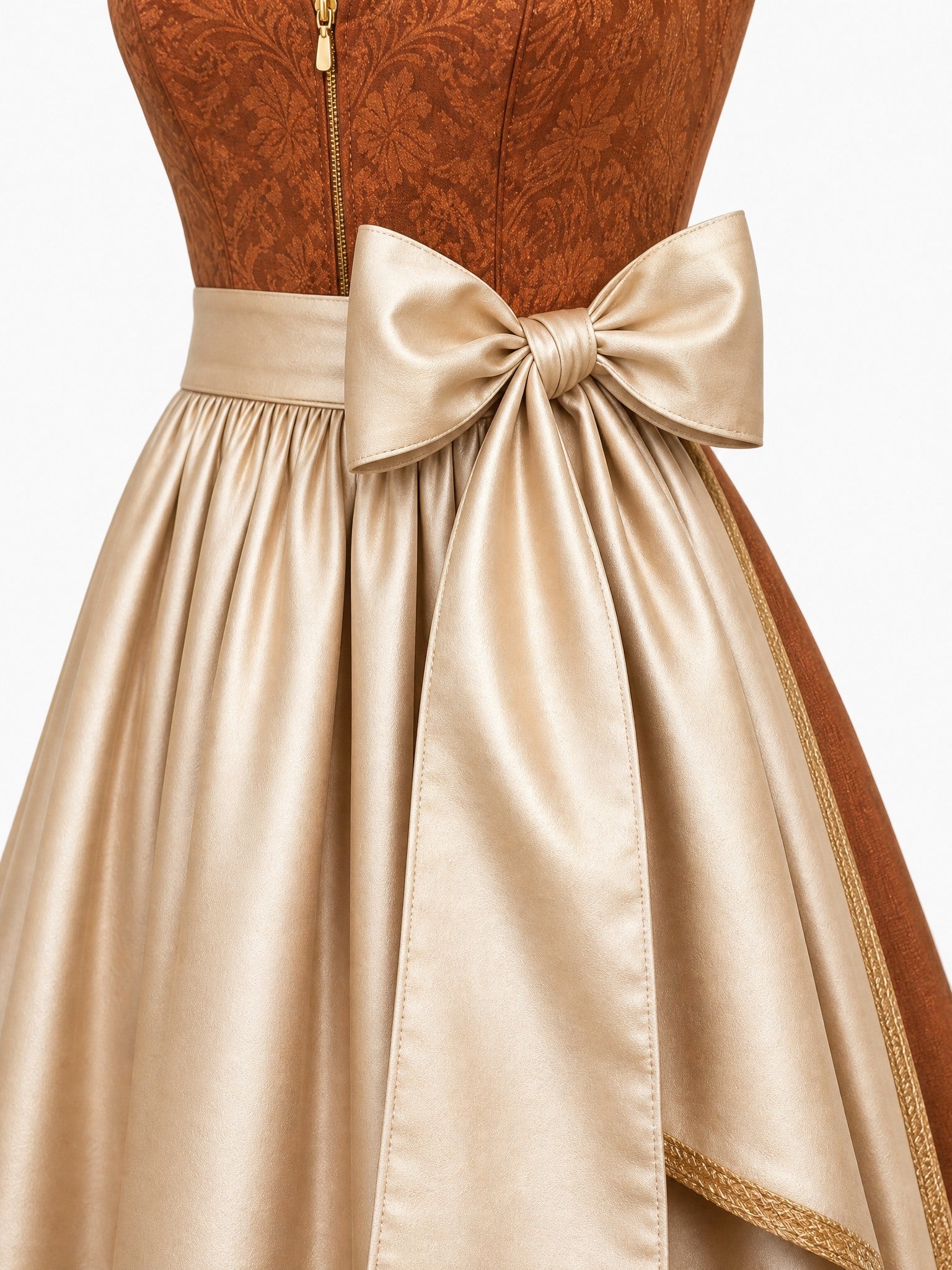 Dirndl Mina in Sienabraun mit Champagner Schürze - Detailansicht Taille und Schleife