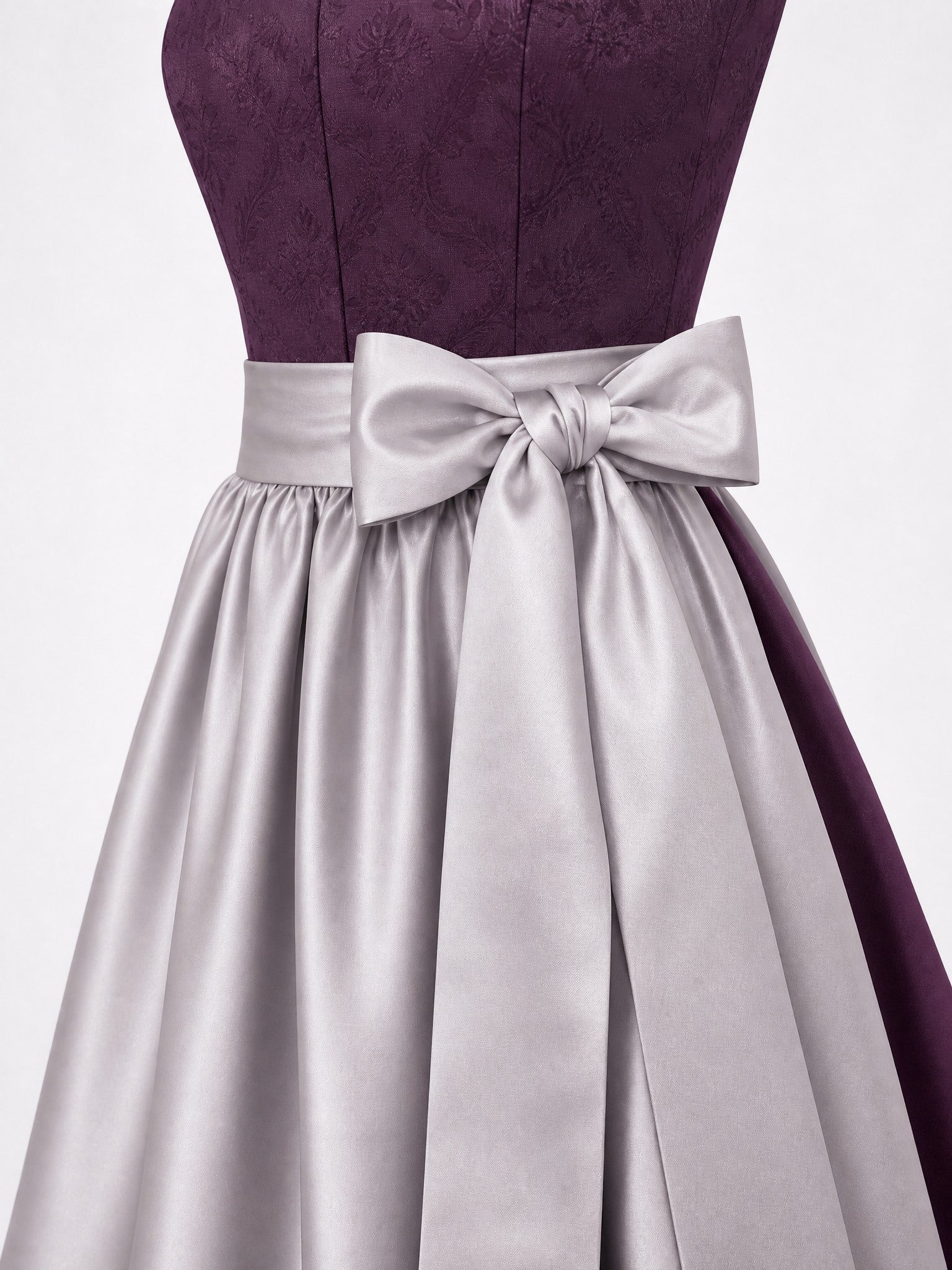 Dirndl Valerie in Aubergine mit Perlgrau Schürze - Detailansicht Taille und Schleife