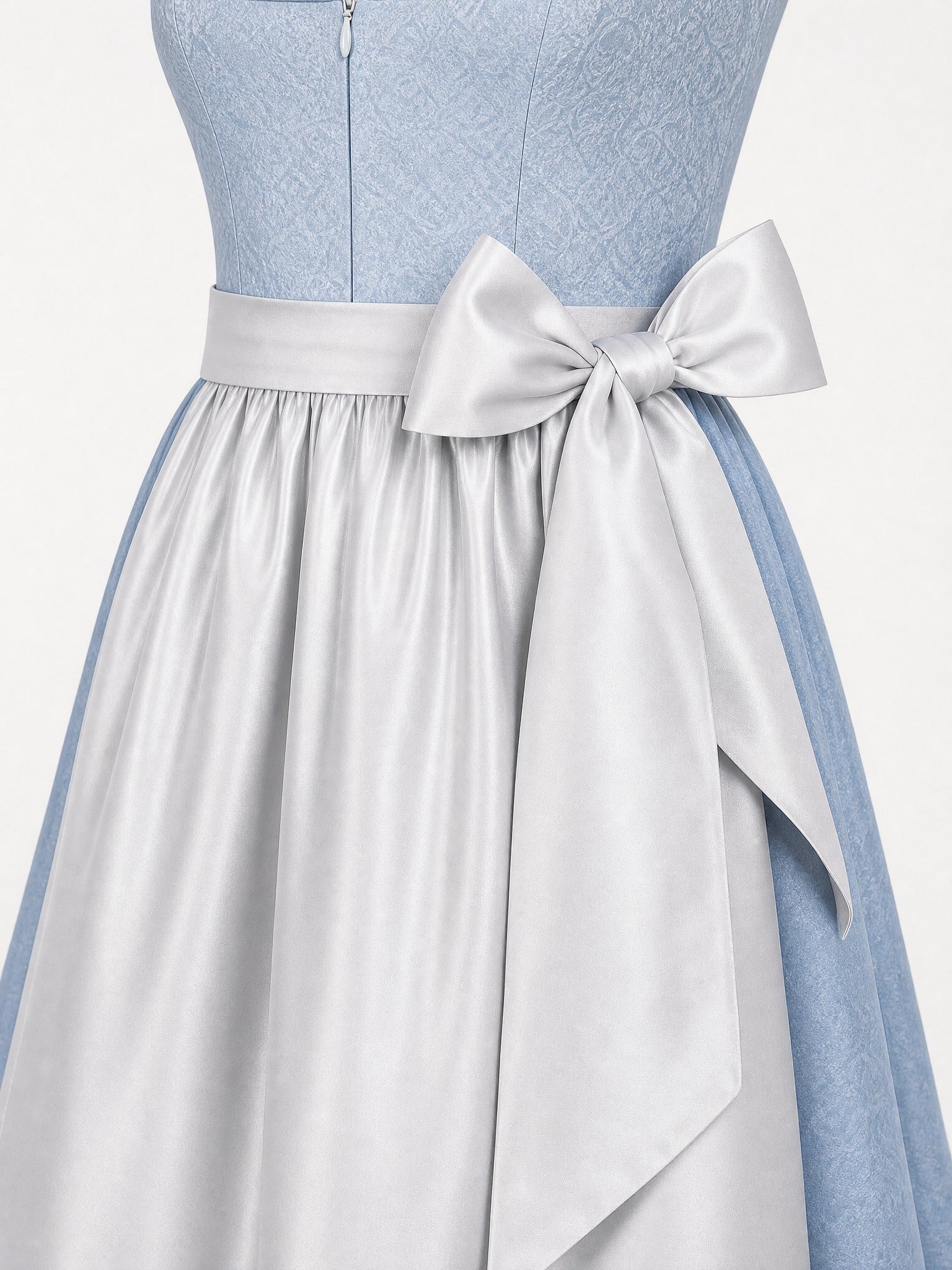 Dirndl Zoe in Puderblau mit Silber Schürze - Detailansicht Taille und Schleife