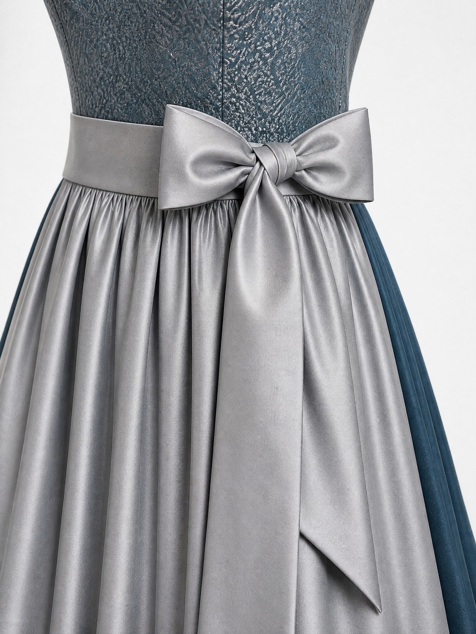 Dirndl Anika in Rauchpetrol mit Pewtergrau Schürze - Detailansicht Taille und Schleife