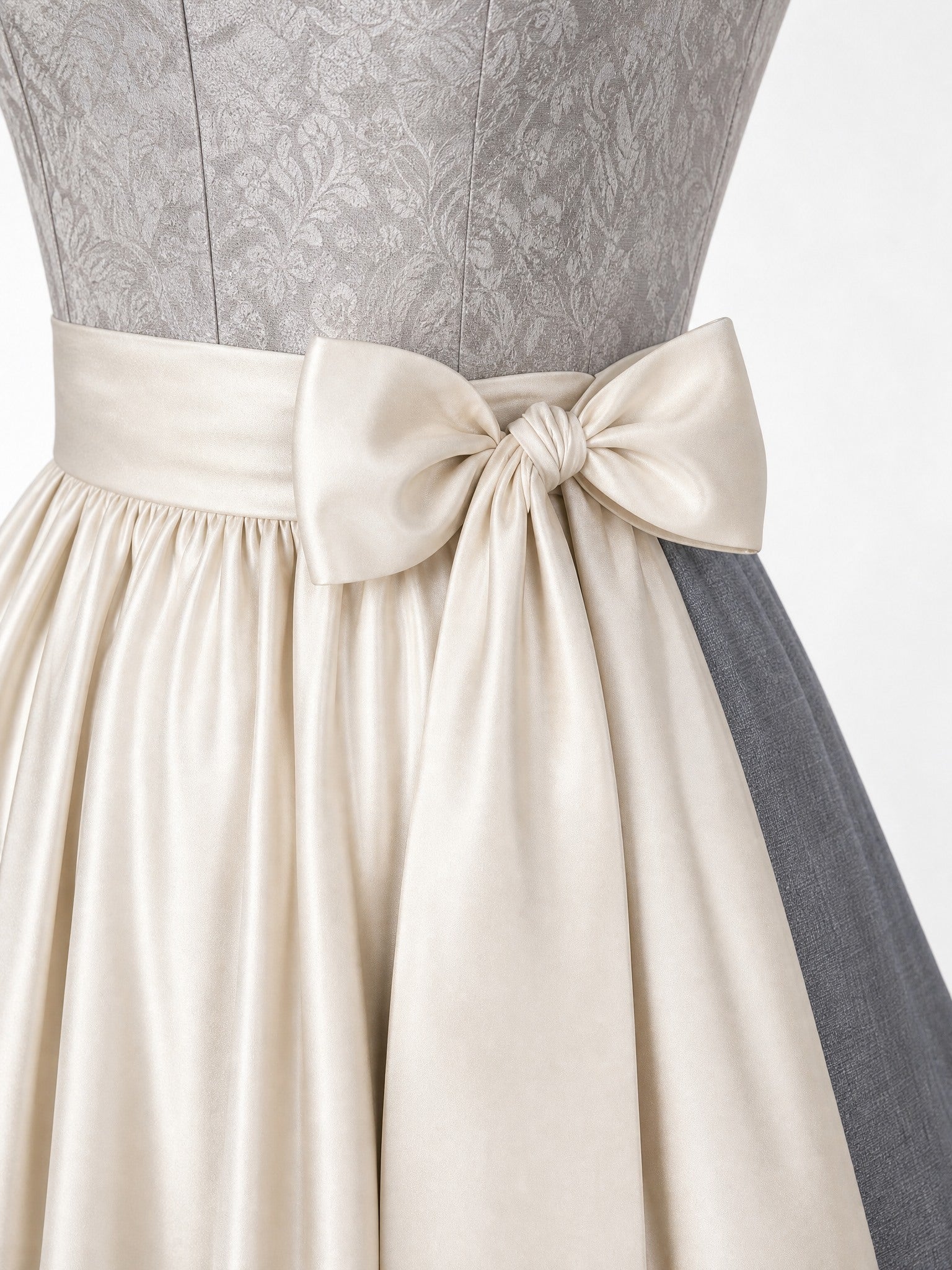 Dirndl Carolin in Perlgrau mit Elfenbein Schürze - Detailansicht Taille und Schleife