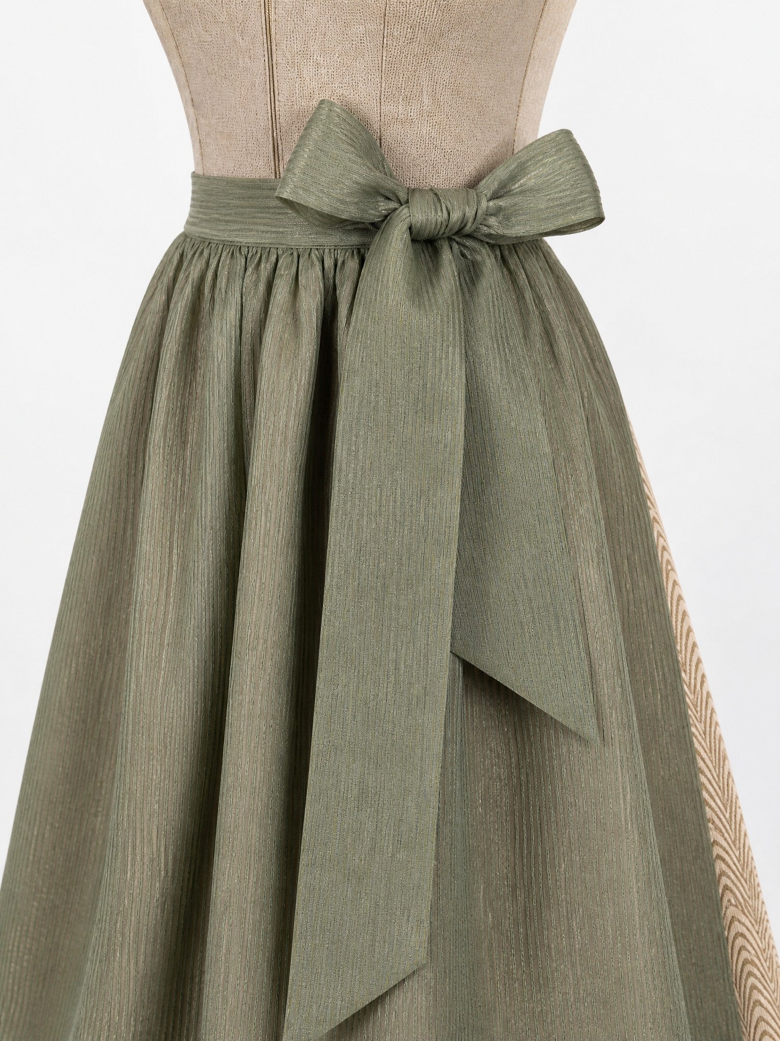 Dirndl Daria in Eukalyptusgrün mit Warmer Sand Schürze - Detailansicht Taille und Schleife