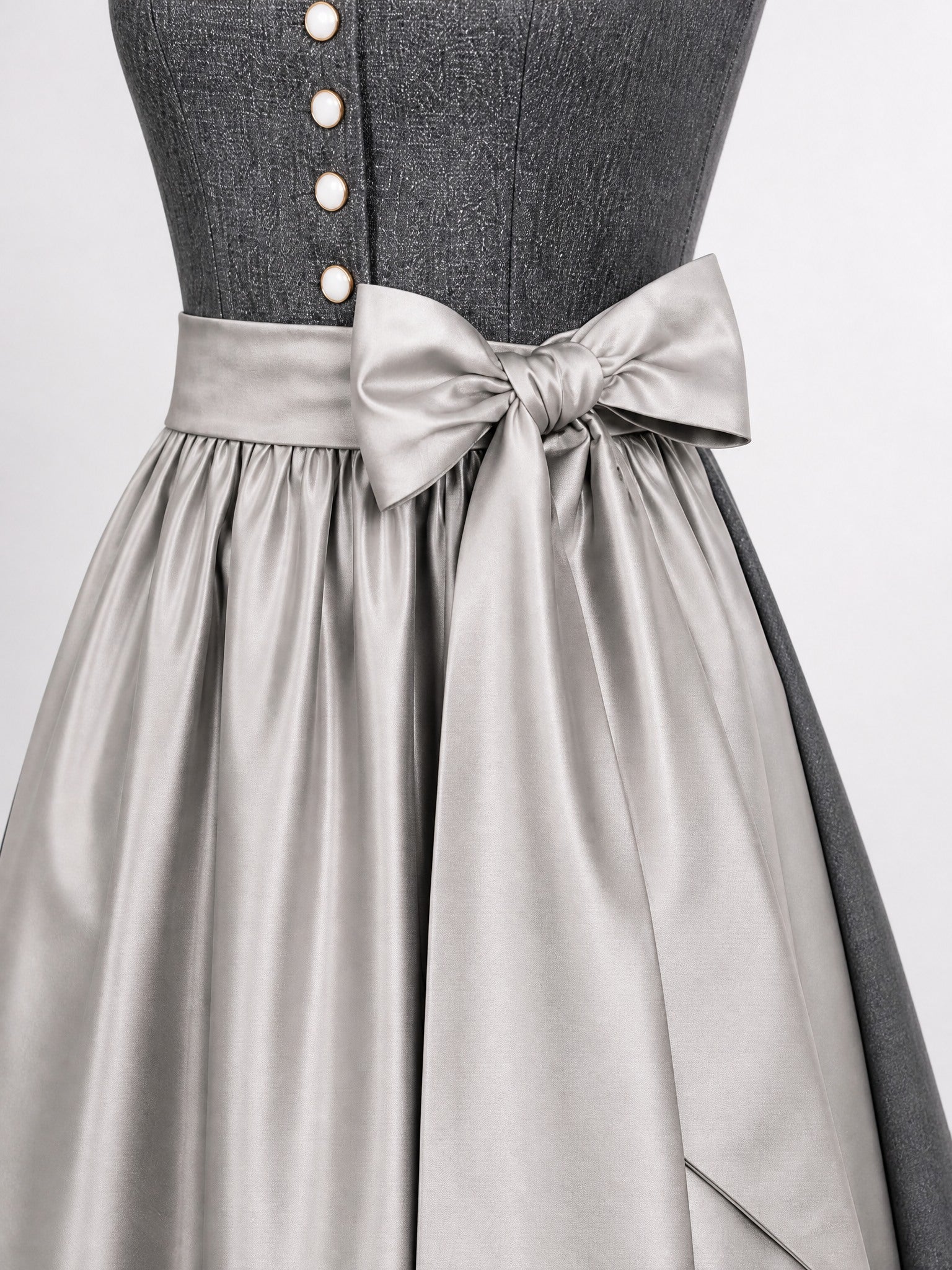 Dirndl Emma in Graphit mit Perlgrau Schürze - Detailansicht Taille und Schleife