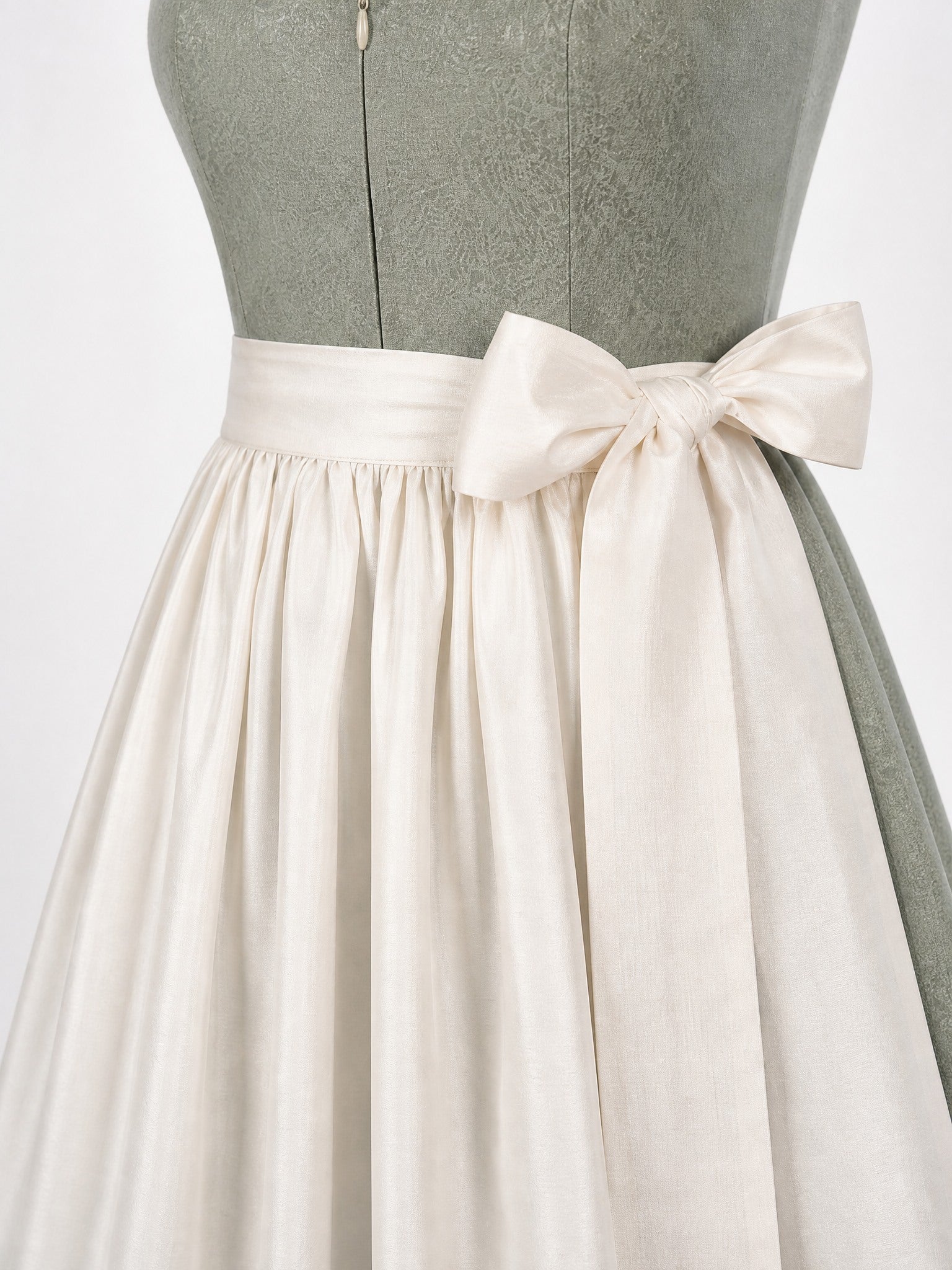 Dirndl Leni in Mineralgrün mit Elfenbein Schürze - Detailansicht Taille und Schleife