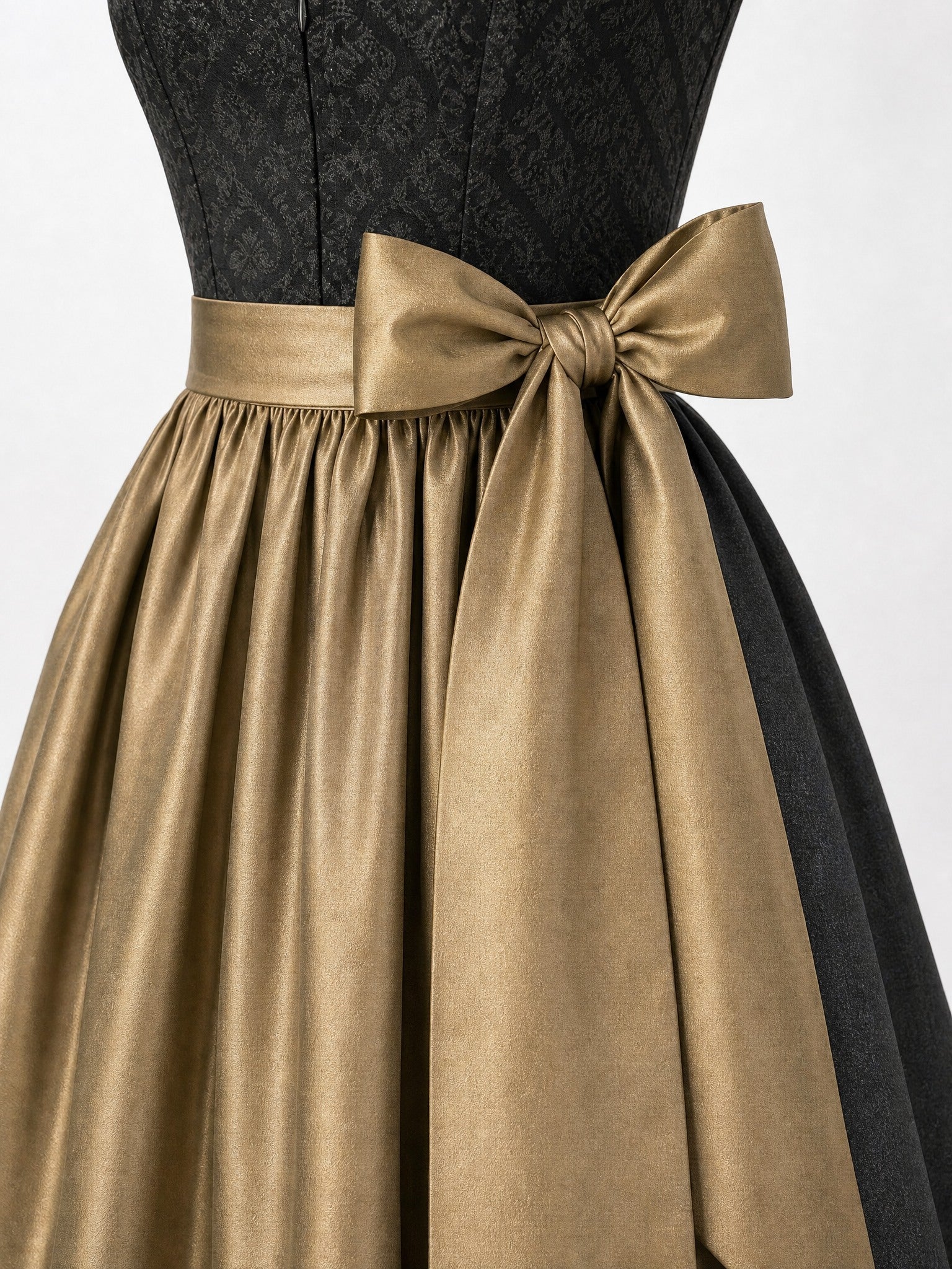 Dirndl Luisa in Anthrazit mit Antikgold Schürze - Detailansicht Taille und Schleife