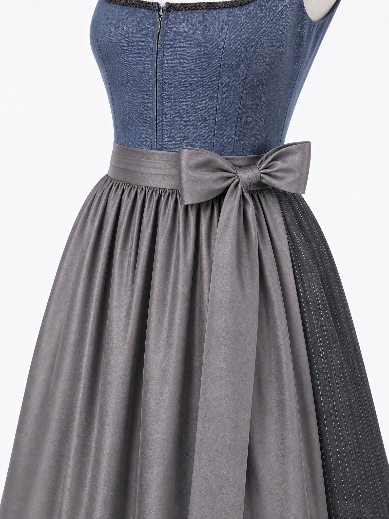 Dirndl Nela in Stahlblau mit Sturmgrau Schürze - Detailansicht Taille und Schleife