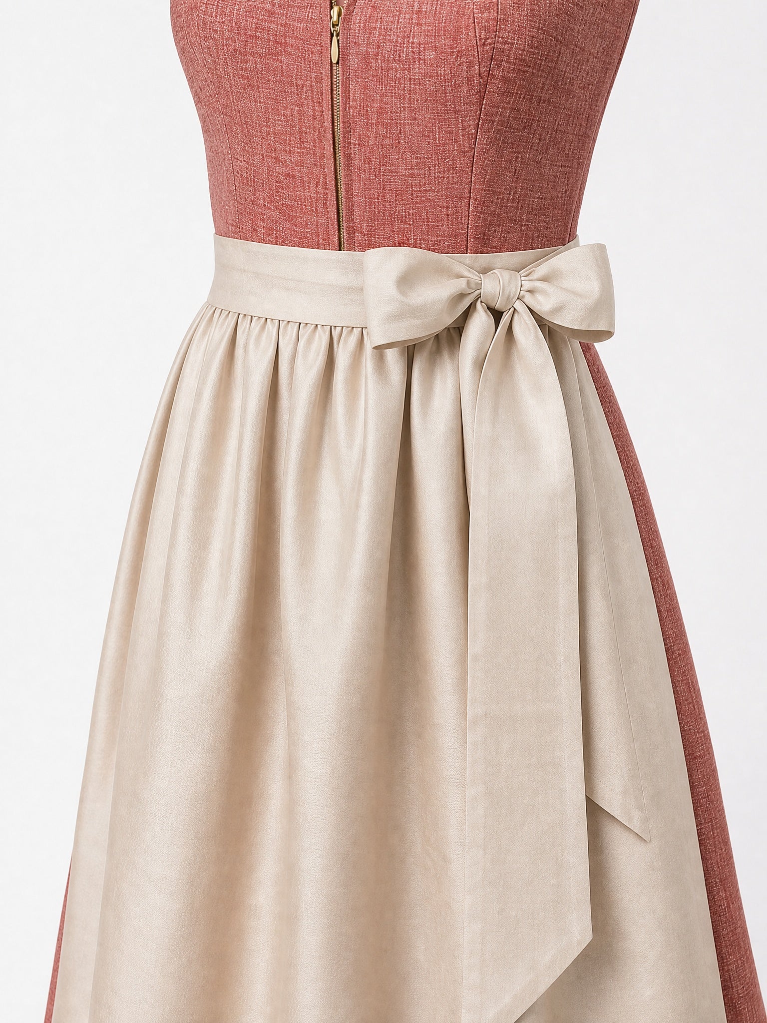 Dirndl Rica in Terrakotta-Rosé mit Flachs Schürze - Detailansicht Taille und Schleife