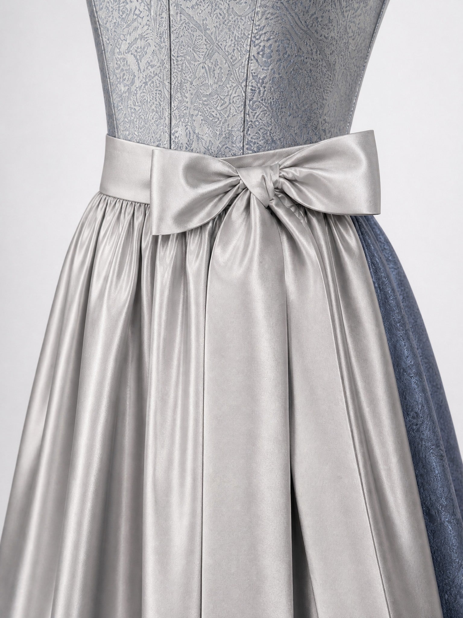 Dirndl Sophia in Silberblau mit Perlgrau Schürze - Detailansicht Taille und Schleife
