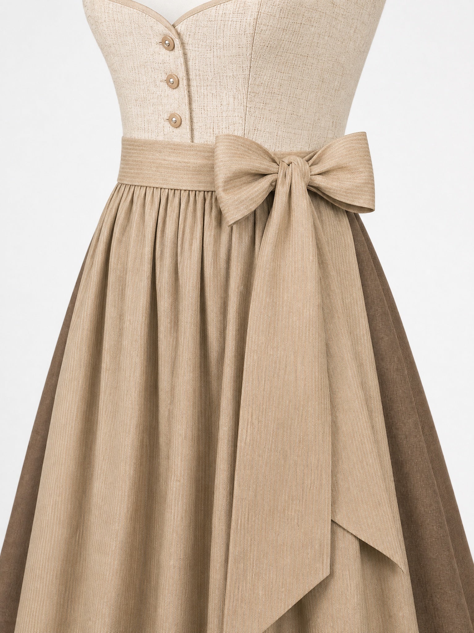 Dirndl Elena in Haferbeige mit Warmer Sand Schürze - Detailansicht Taille und Schleife