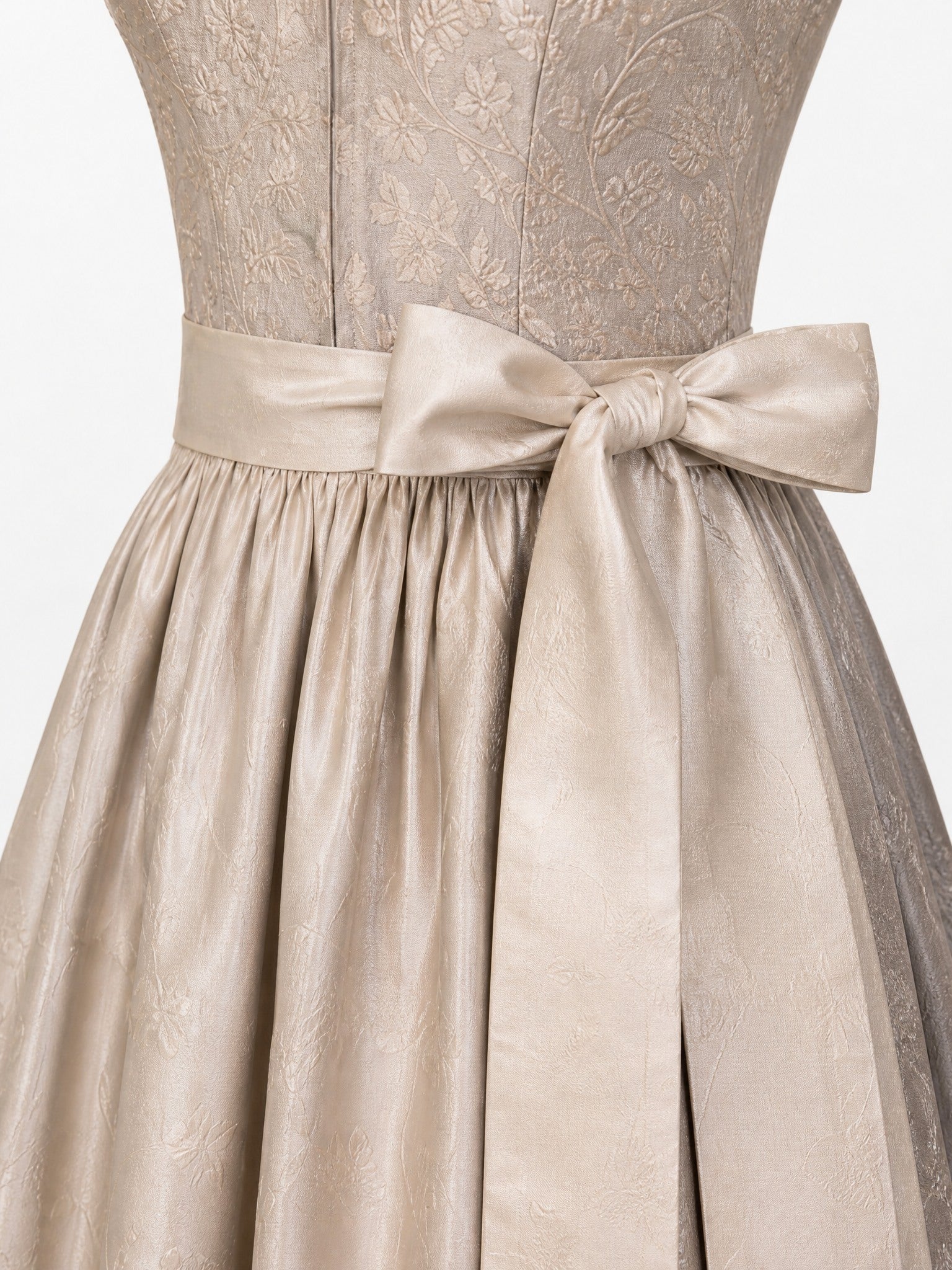 Dirndl Ella in Beigegrau mit Champagner Schürze - Detailansicht Taille und Schleife