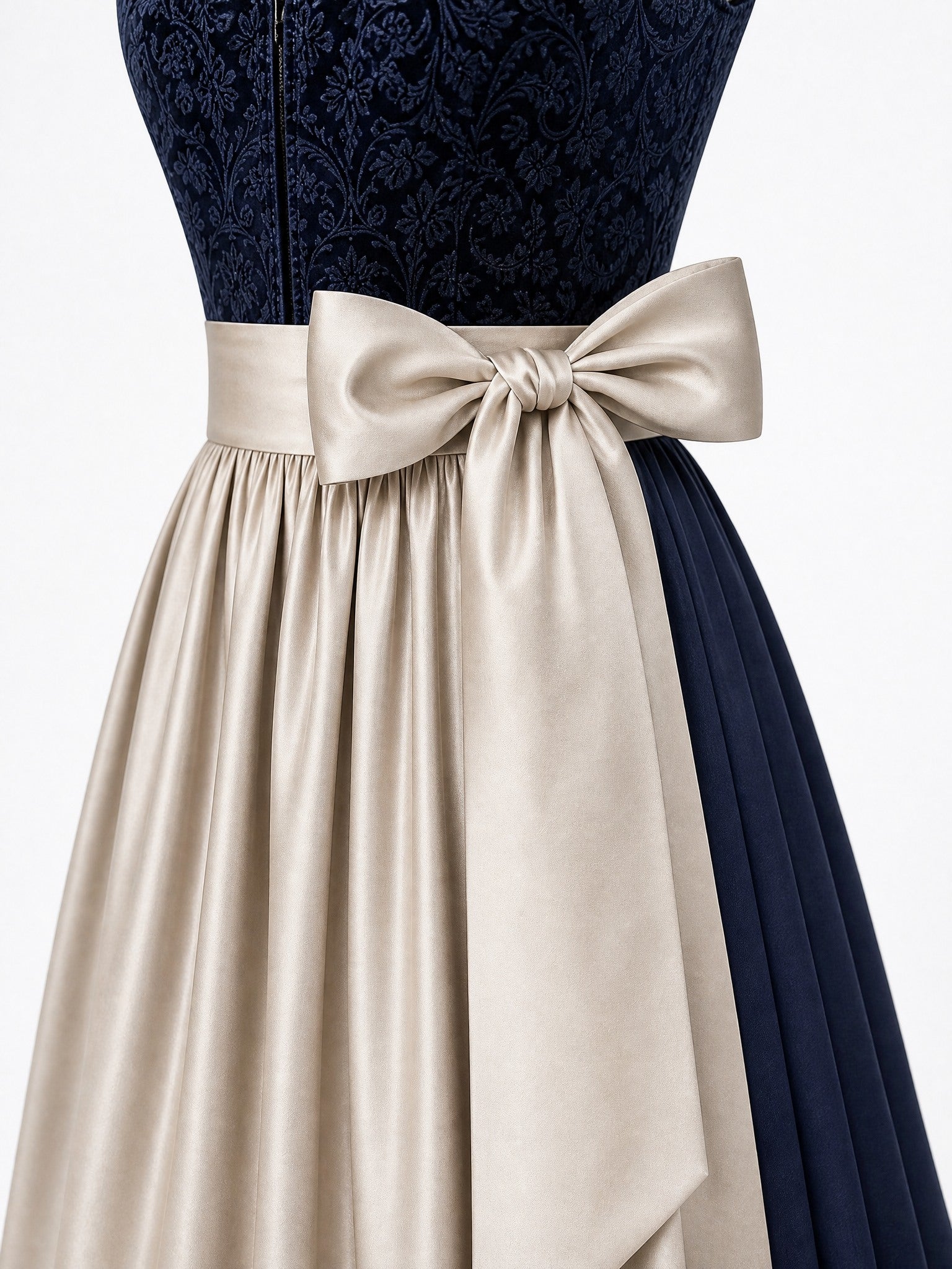 Dirndl Hanna in Mitternachtsblau mit Champagner Schürze - Detailansicht Taille und Schleife