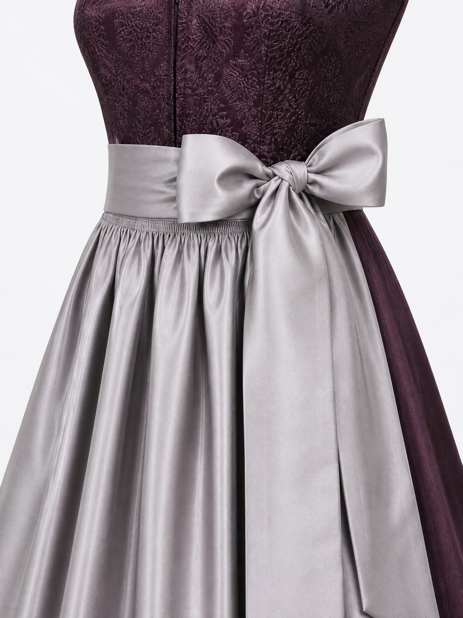 Dirndl Ida in Aubergine mit Perlgrau Schürze - Detailansicht Taille und Schleife