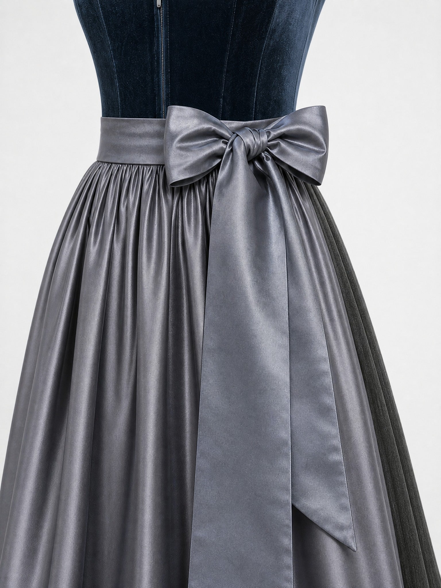 Dirndl Katharina in Dunkelpetrol mit Schiefergrau Schürze - Detailansicht Taille und Schleife