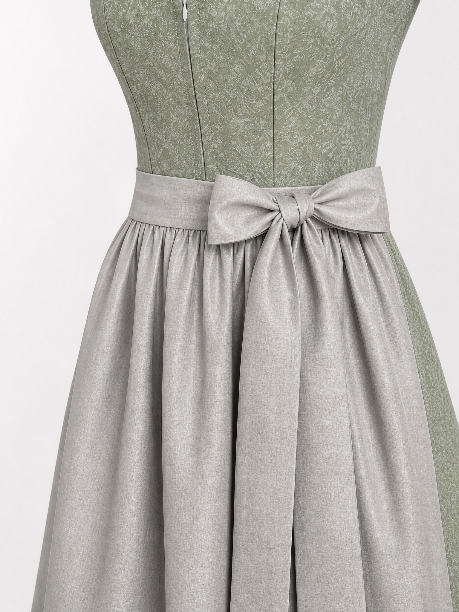 Dirndl Mara in Salbeigrün mit Perlgrau Schürze - Detailansicht Taille und Schleife