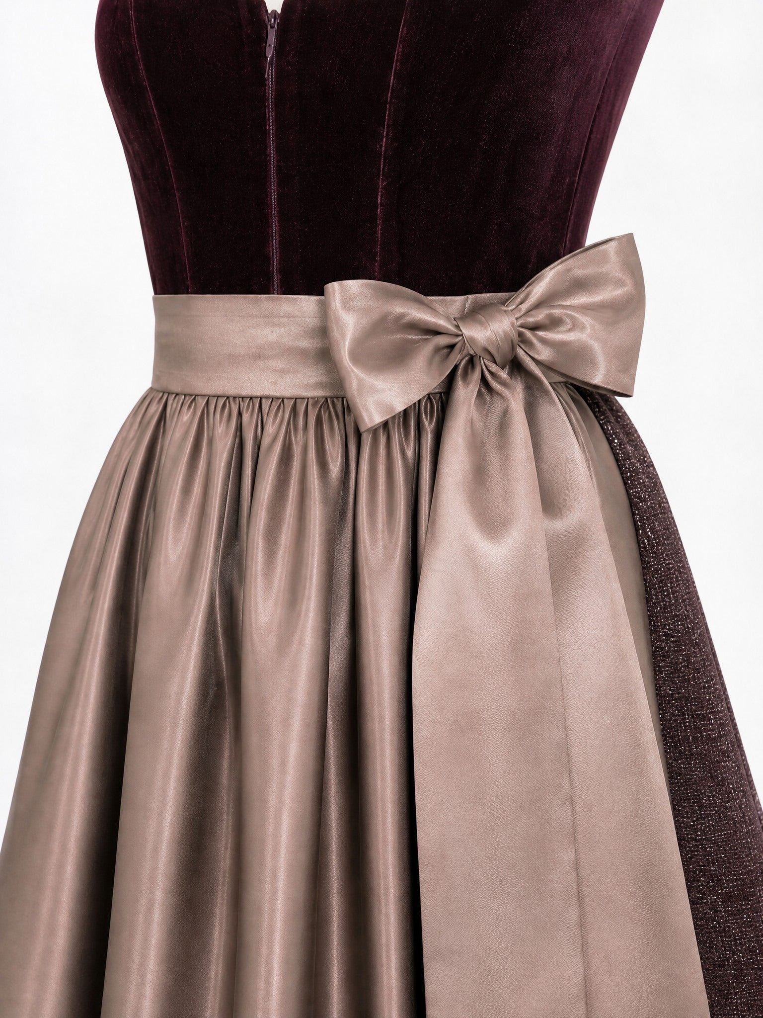 Dirndl Nora in Brombeere mit Taupe Schürze - Detailansicht Taille und Schleife