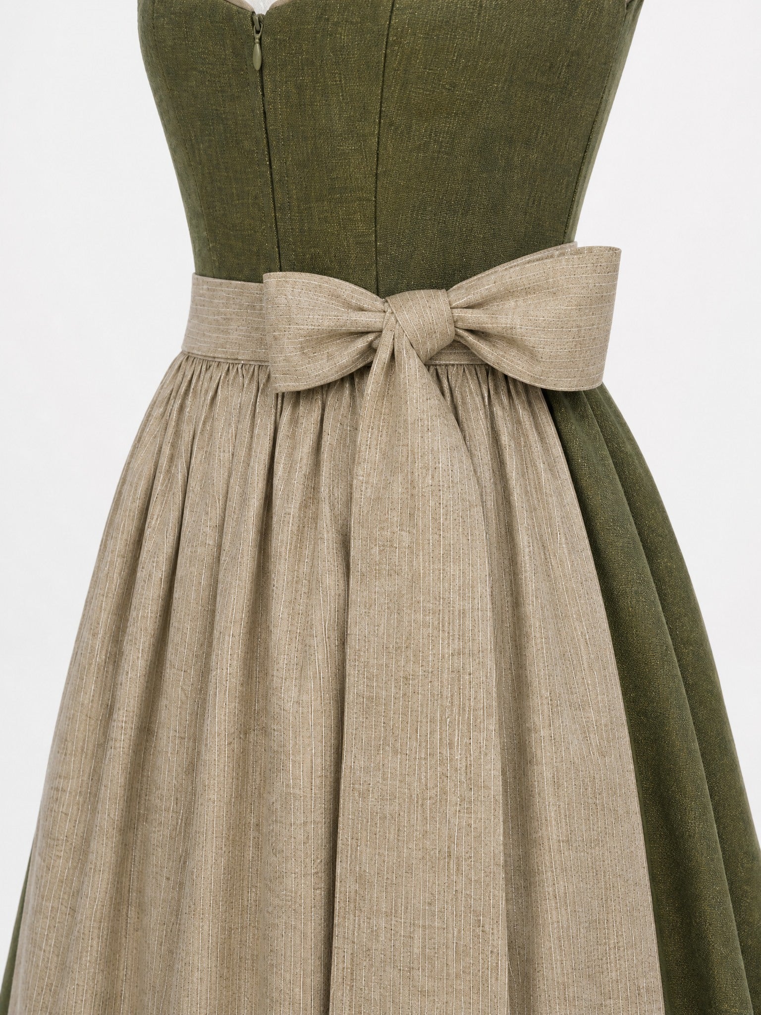 Dirndl Rieke in Dunkeloliv mit Flachs Schürze - Detailansicht Taille und Schleife