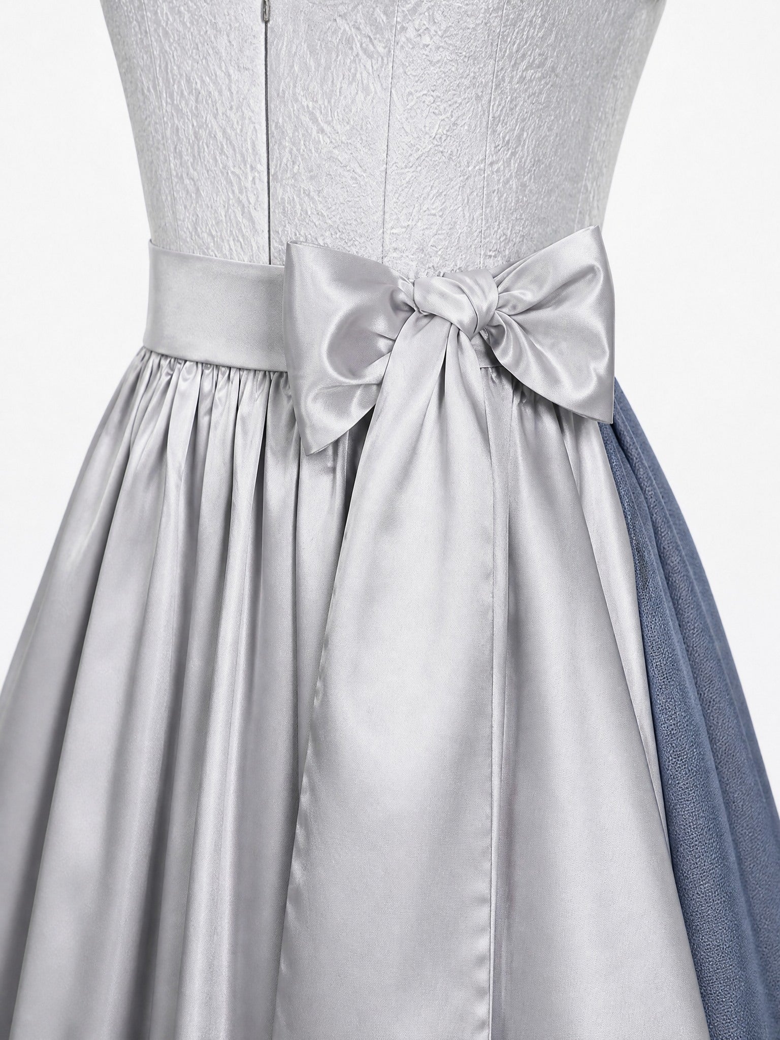 Dirndl Amelia in Silberblau mit Perlgrau Schürze - Detailansicht Taille und Schleife