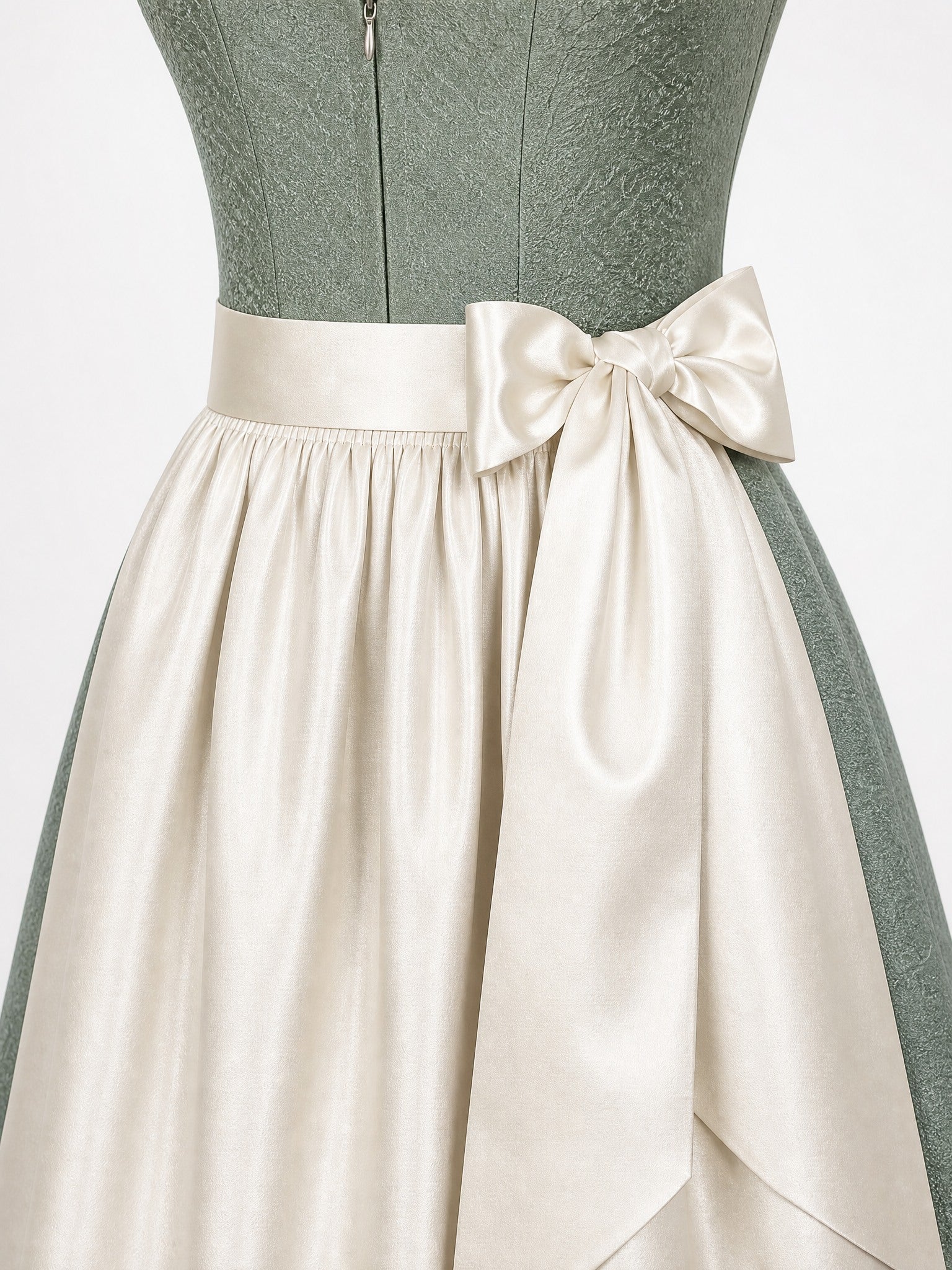Dirndl Annika in Mineralgrün mit Elfenbein Schürze - Detailansicht Taille und Schleife