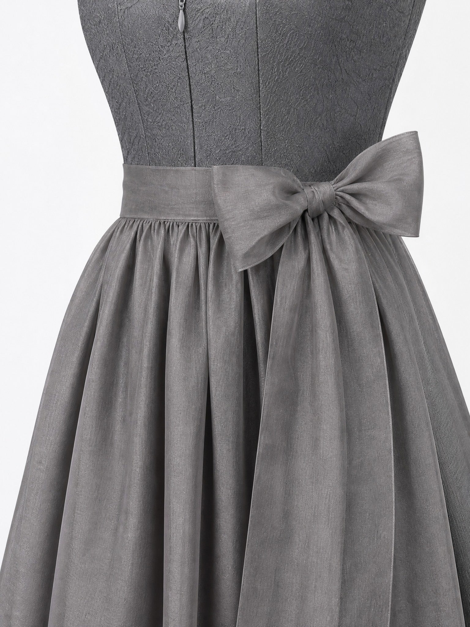 Dirndl Bea in Schiefergrau mit Sturmgrau Schürze - Detailansicht Taille und Schleife