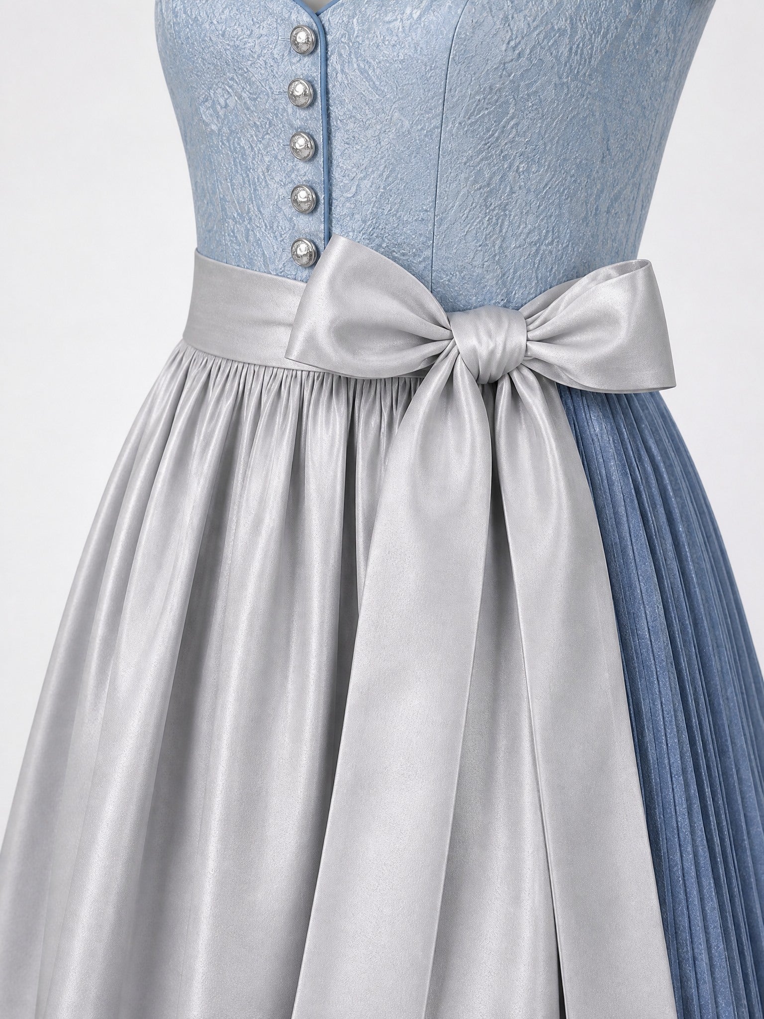 Dirndl Elisa in Puderblau mit Silber Schürze - Detailansicht Taille und Schleife