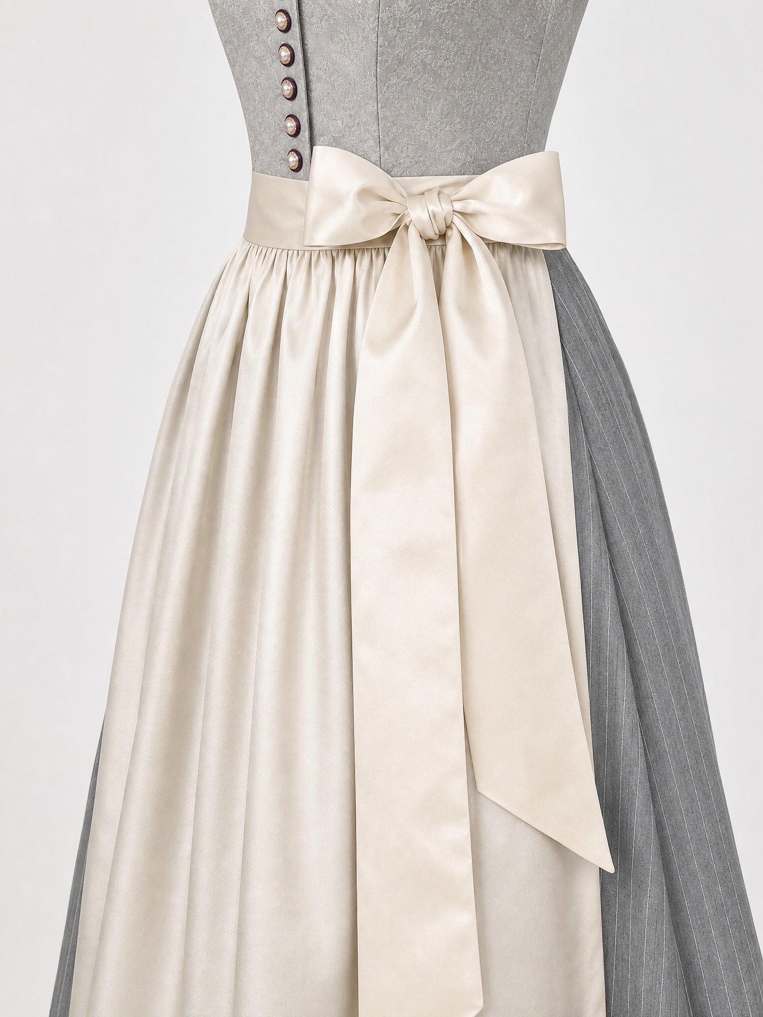 Dirndl Ida in Perlgrau mit Elfenbein Schürze - Detailansicht Taille und Schleife