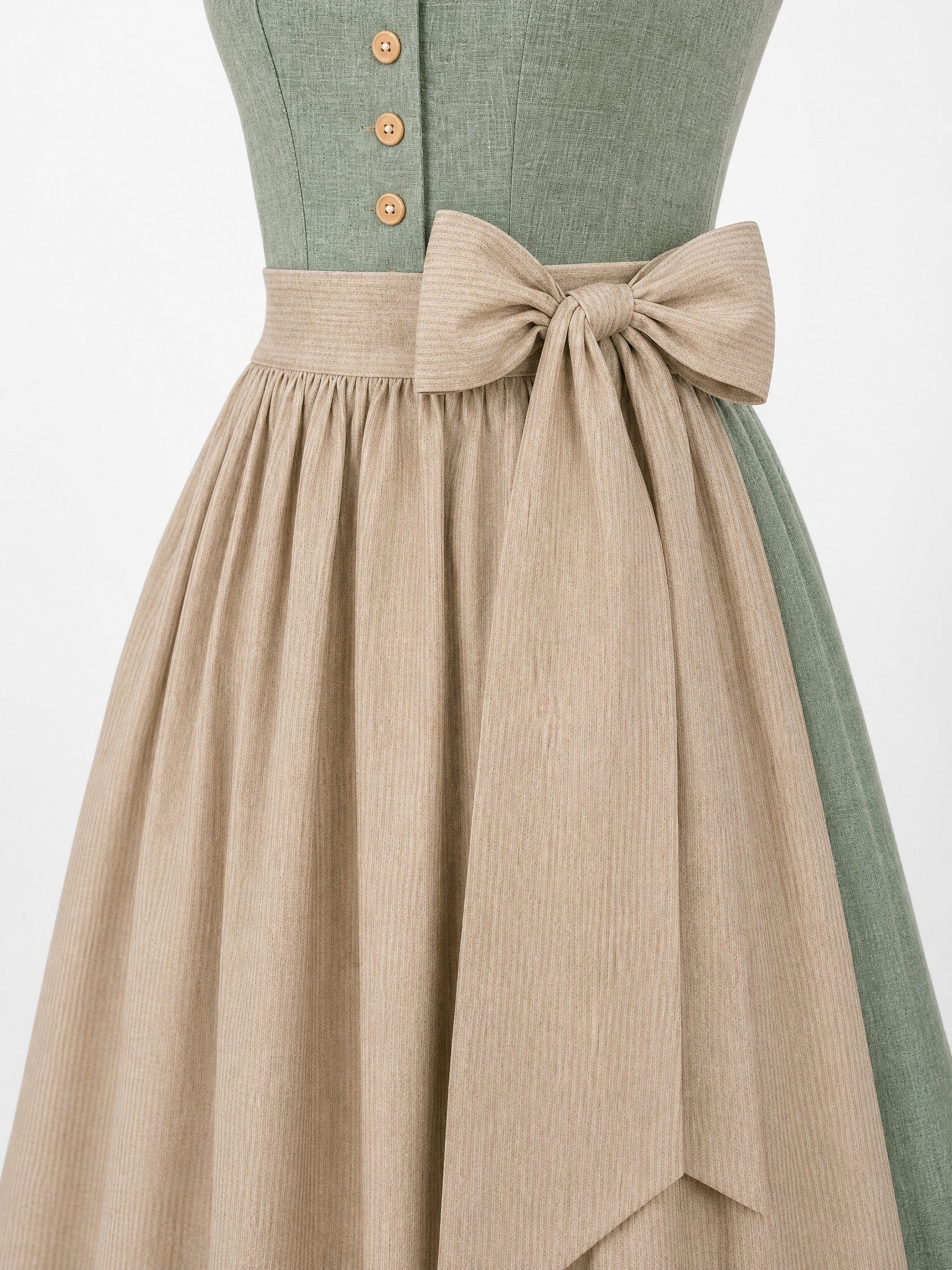 Dirndl Johanna in Eukalyptusgrün mit Warmer Sand Schürze - Detailansicht Taille und Schleife