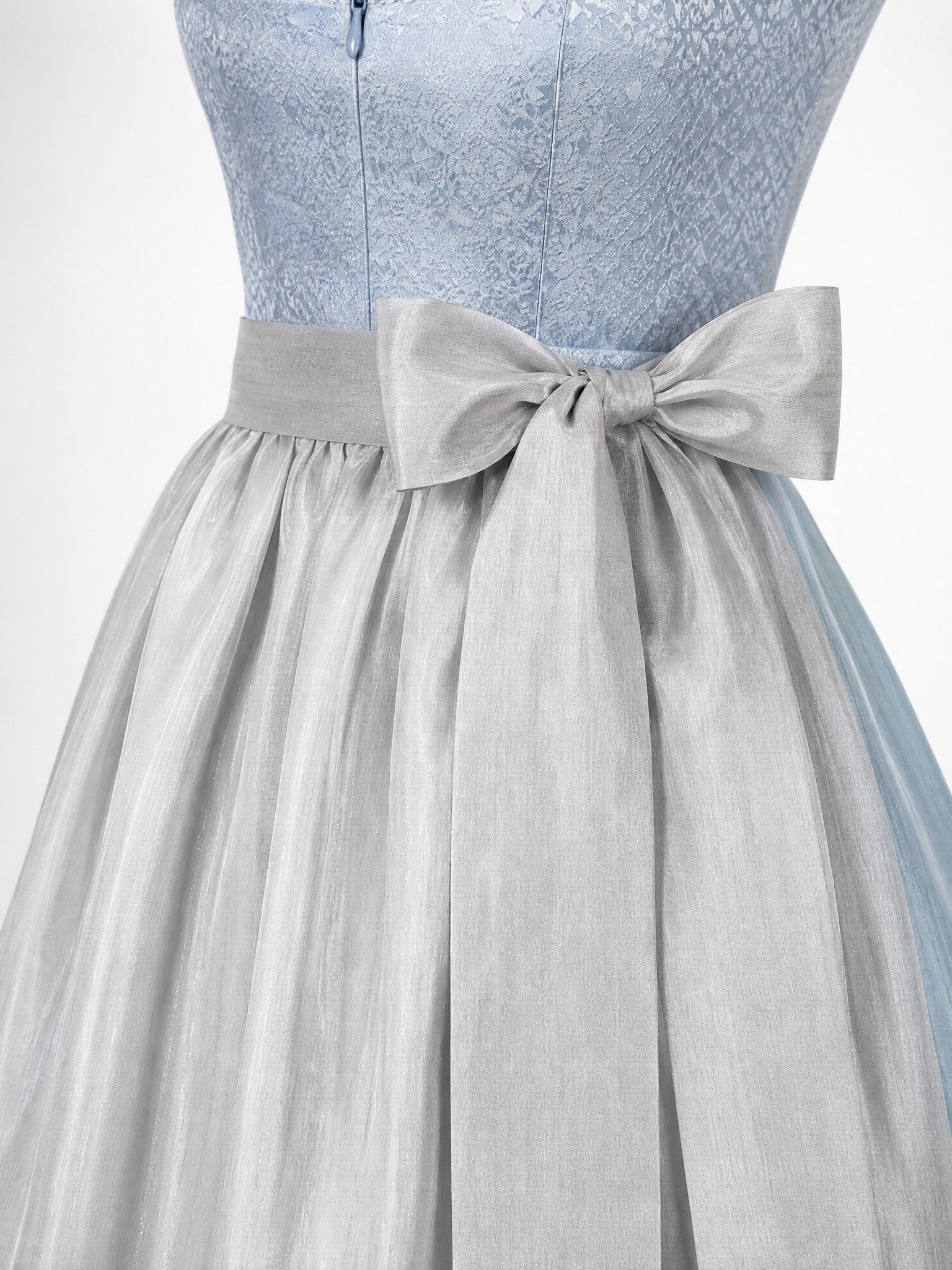 Dirndl Luise in Eisblau mit Perlgrau Schürze - Detailansicht Taille und Schleife